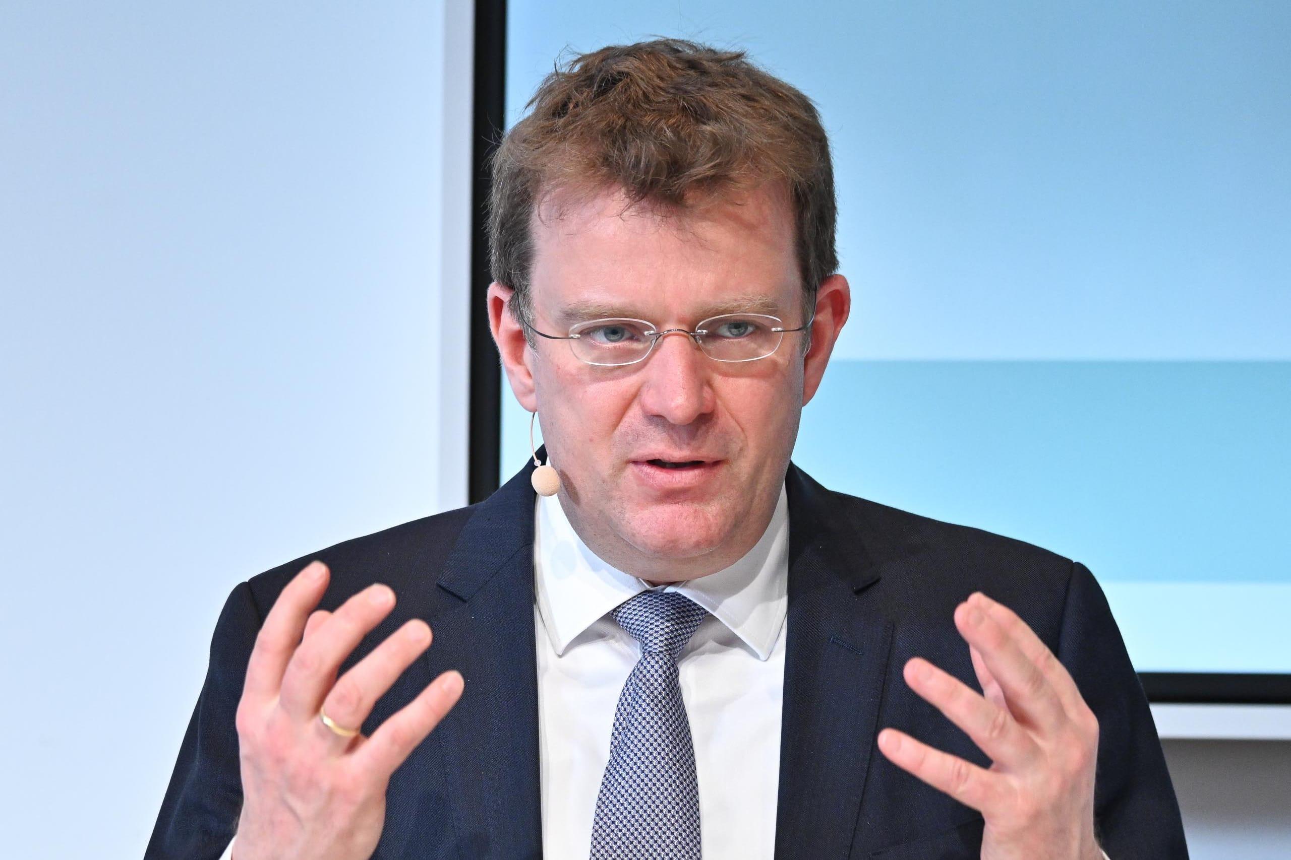 Ein Mann mit kurzen Haaren, der eine Brille trägt.