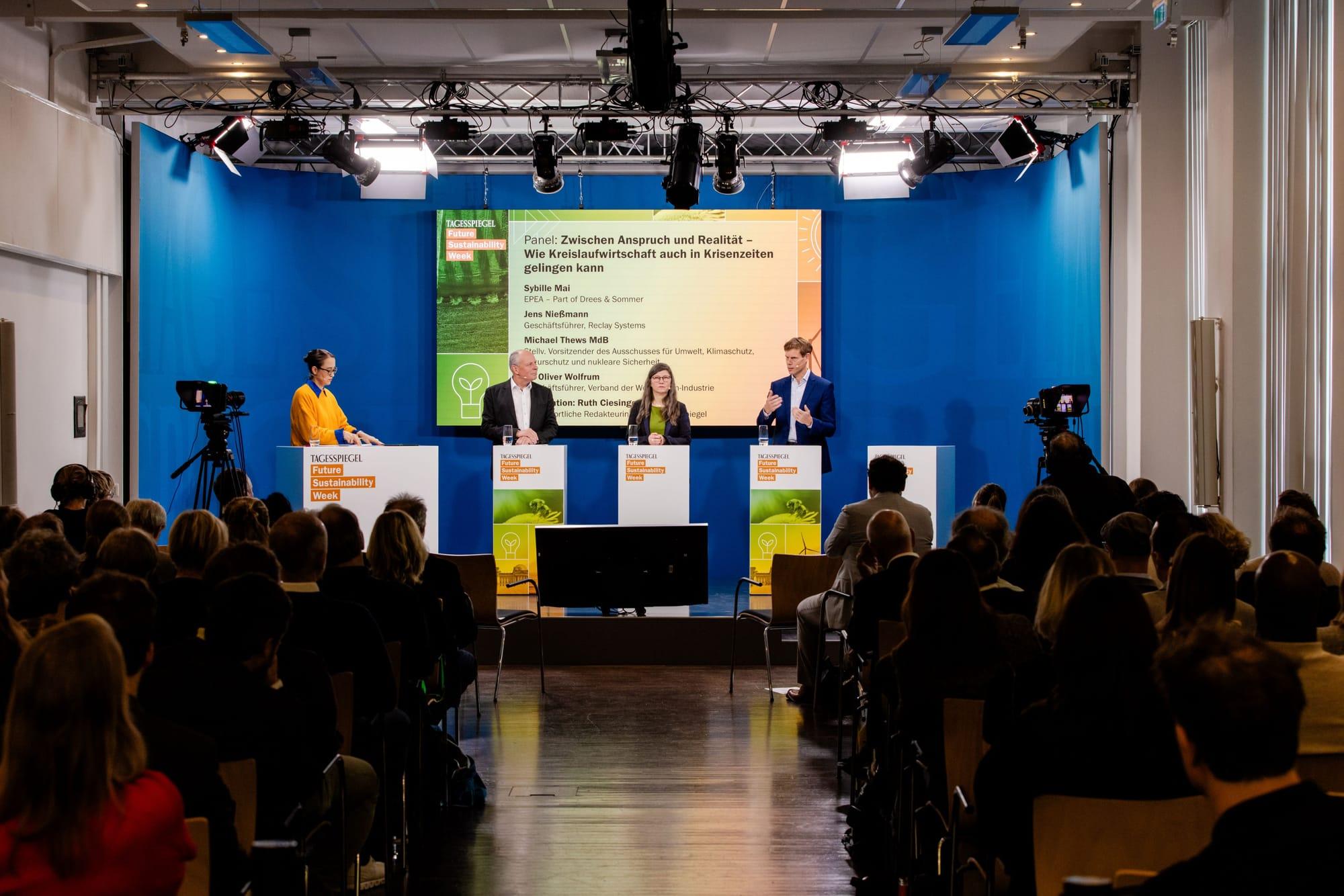 Podiumsdiskussion bei der Tagesspiegel Future Sustainability Week, vier Personen sprechen vor Publik