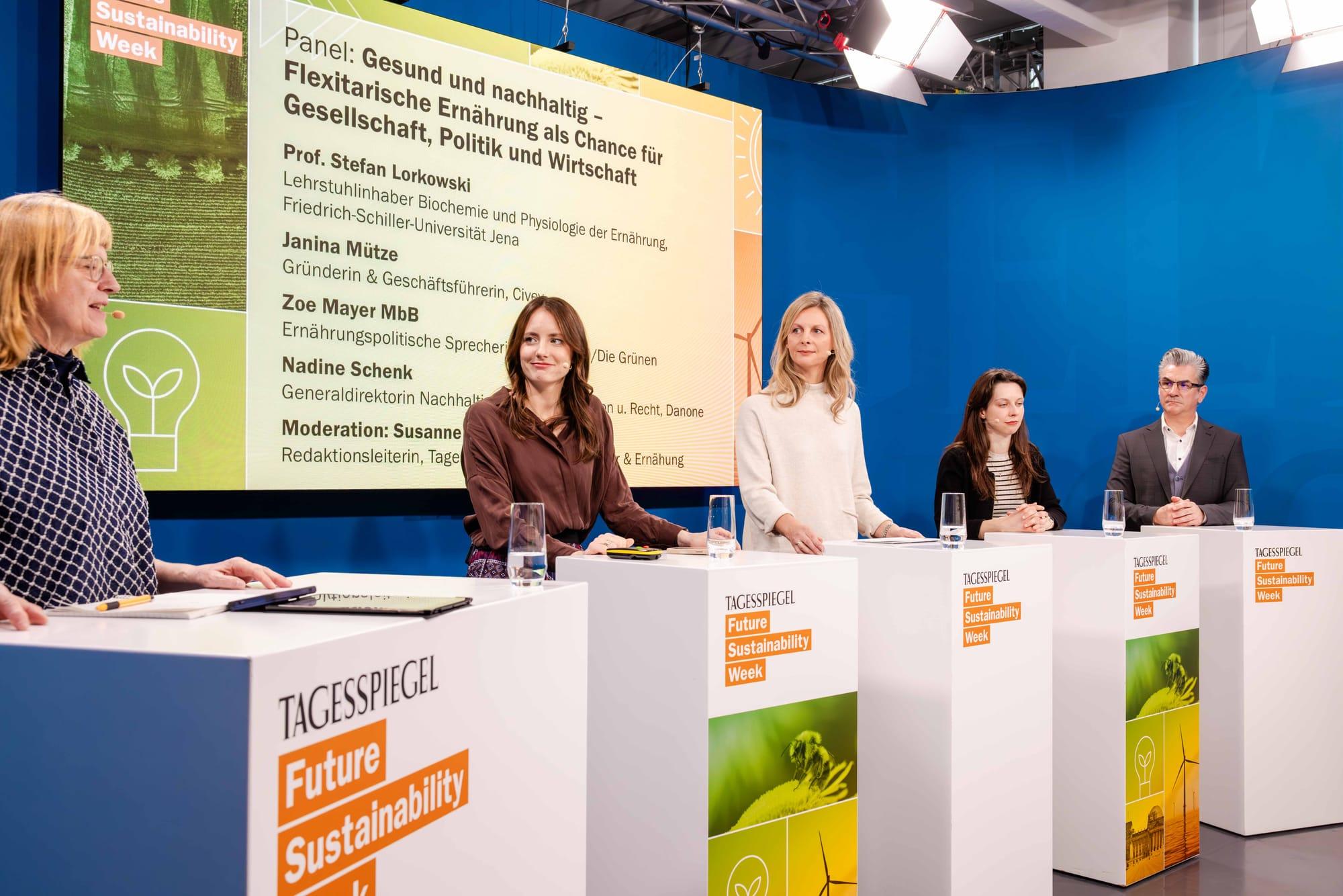 Fünf Personen stehen an Pulten vor einer Leinwand mit Text zu flexitarischer Ernährung.