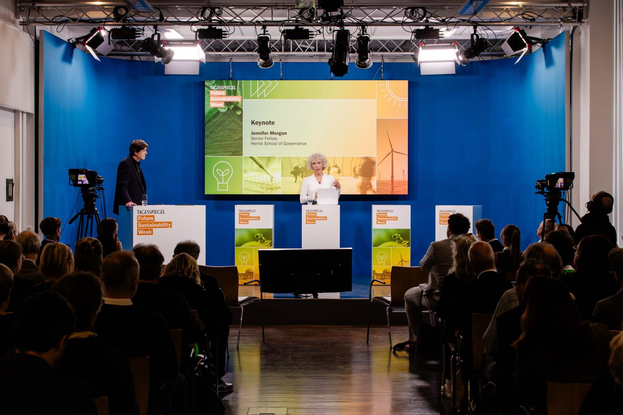Bühne mit Keynote ‚Jennifer Morgan‘ bei der Tagesspiegel Future Sustainability Week, Publikum zuhört