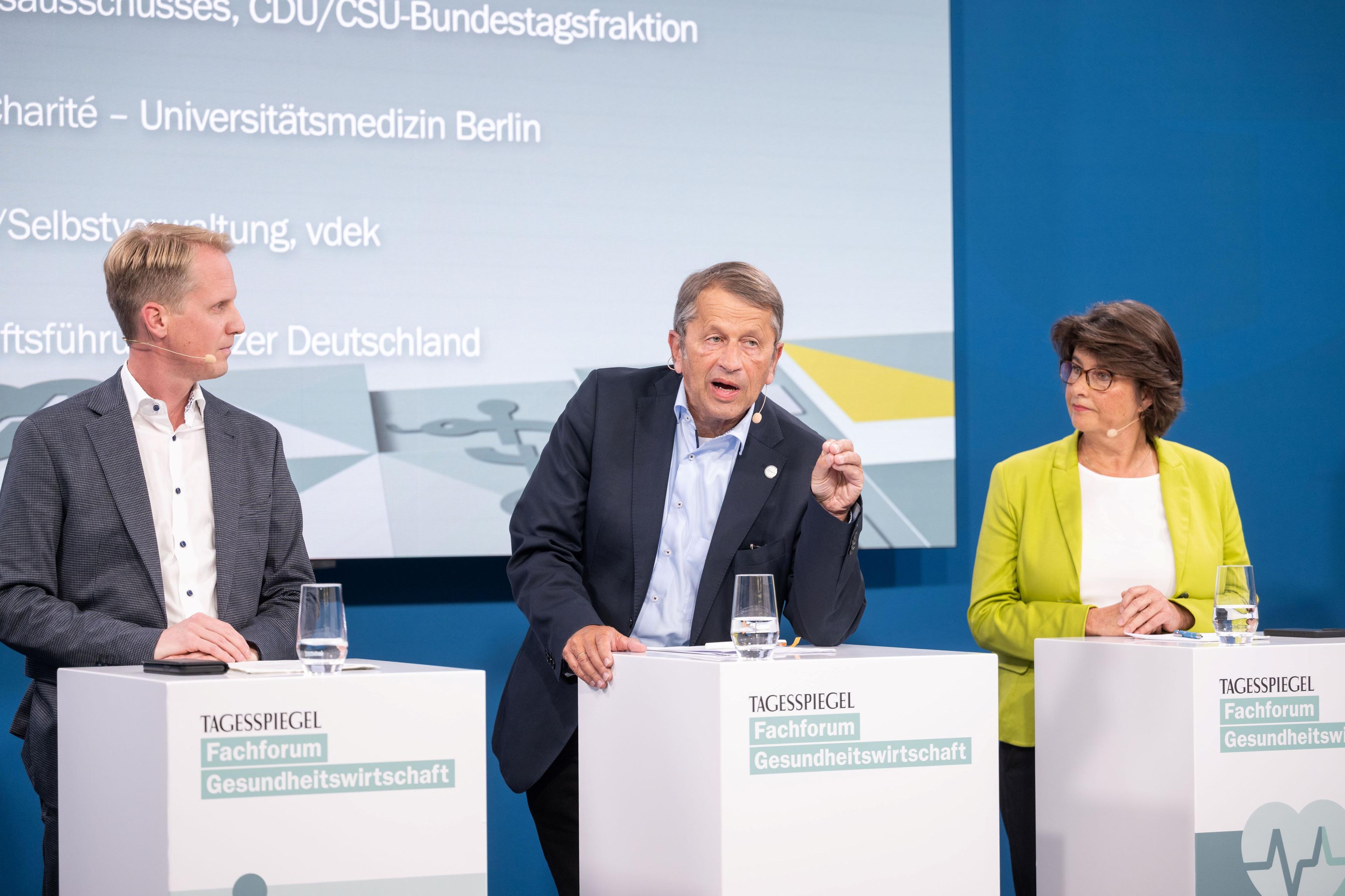Drei Personen diskutieren auf einem Podium beim Tagesspiegel Fachforum Gesundheit