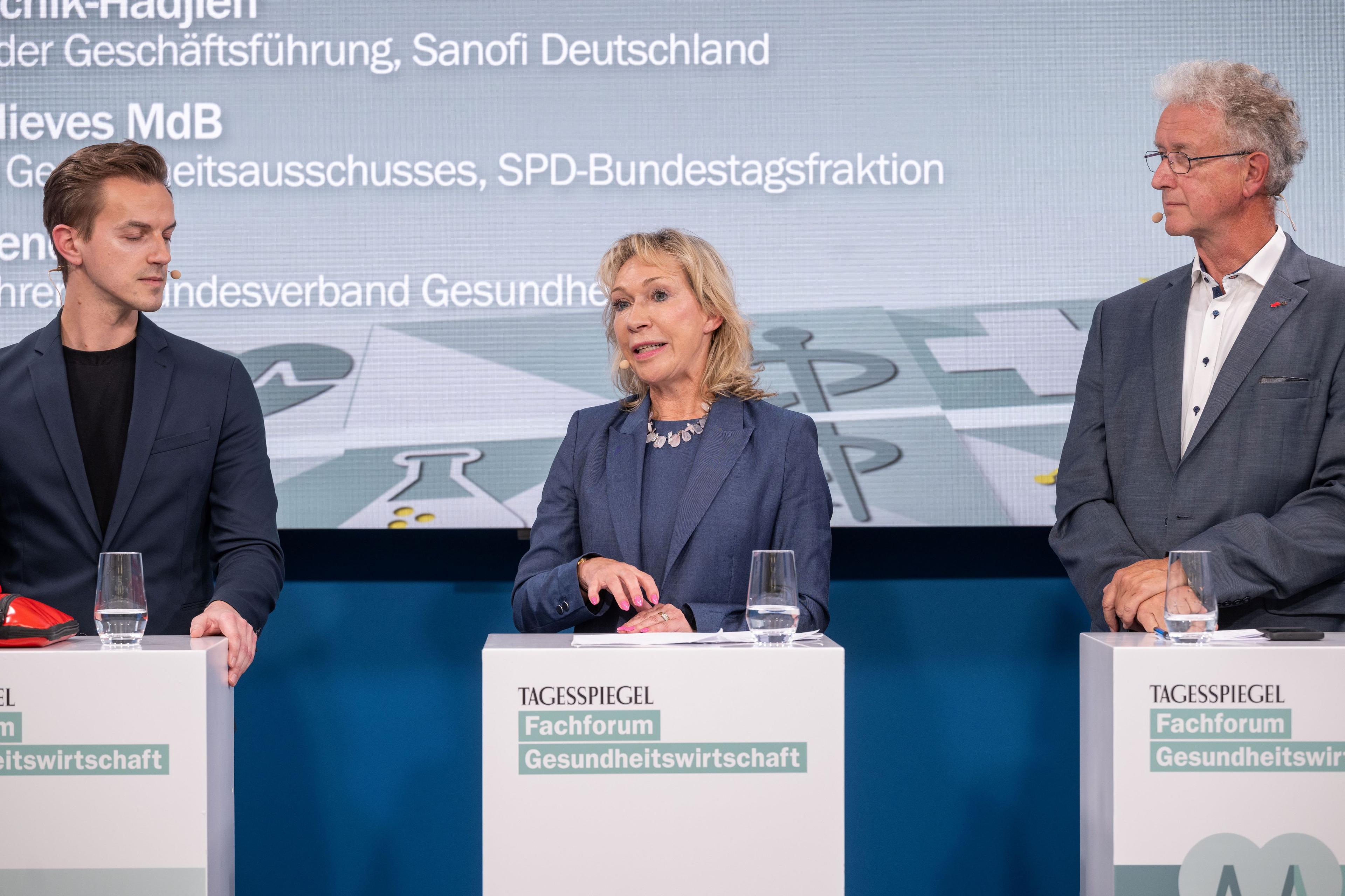 Drei Personen diskutieren auf Bühne zur Gesundheitspolitik beim „Tagesspiegel“-Fachforum.