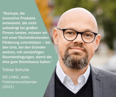 Ein Mann, der eine Brille trägt. Neben ihm steht ein Zitat.