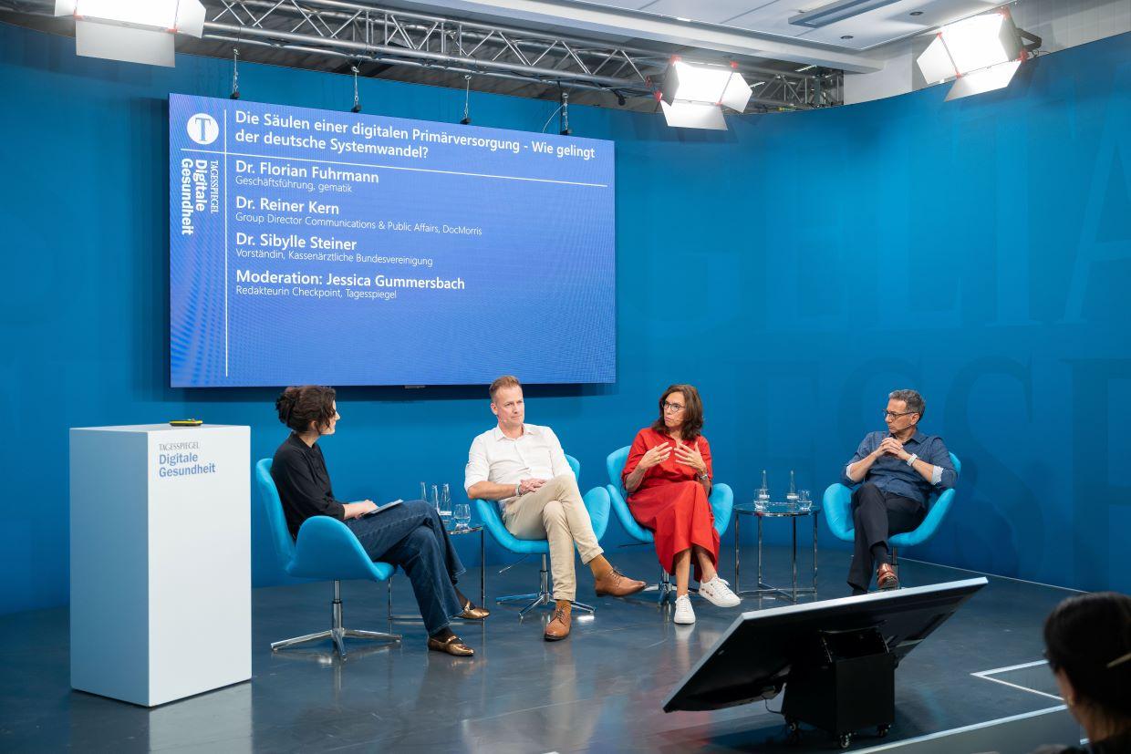 Vierköpfiges Panel diskutiert auf der Bühne zu digitaler Primärversorgung.