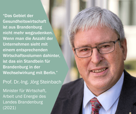 Ein Mann mit hellen Haaren, der eine Brille trägt. Neben ihm steht ein Zitat.