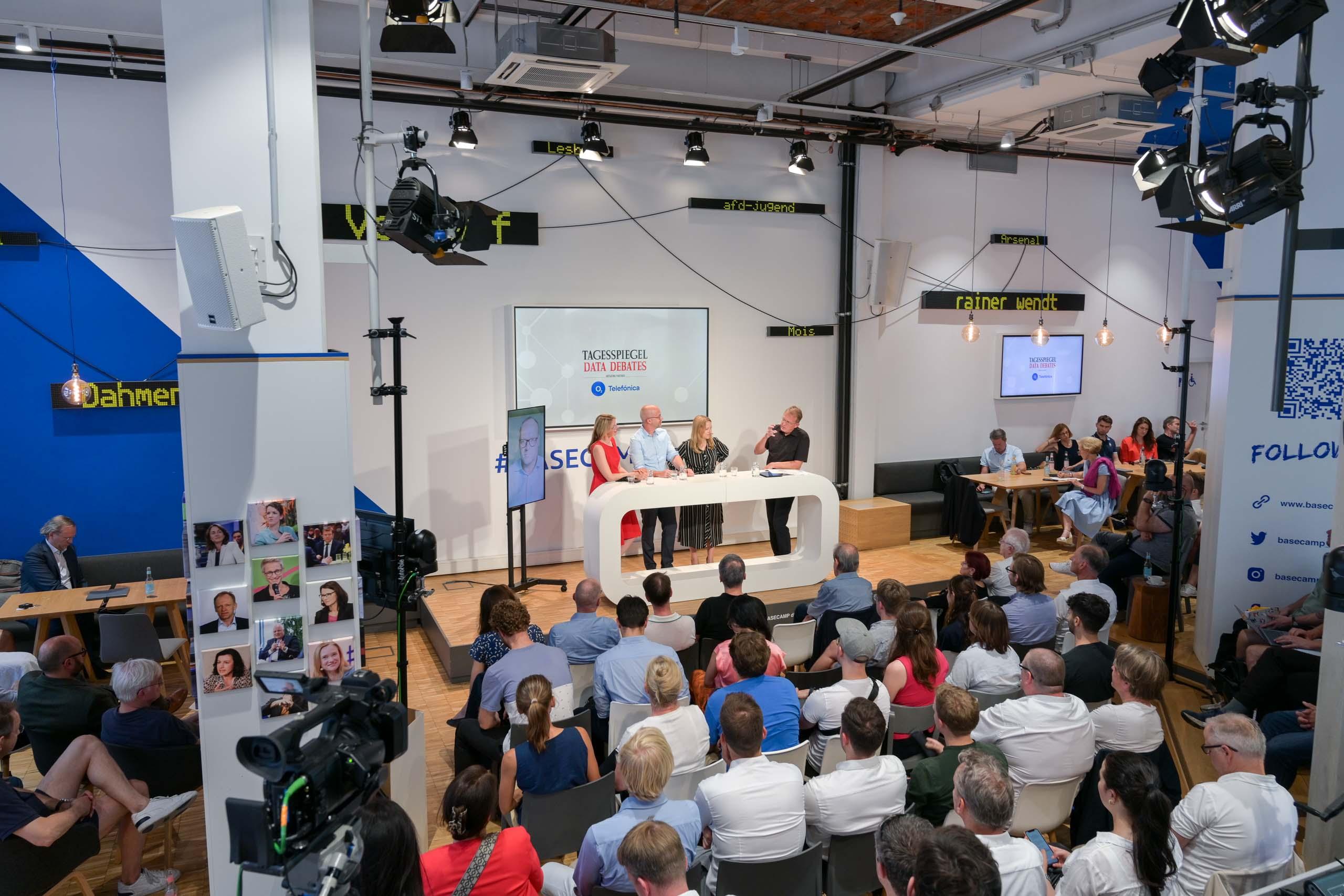 Publikum verfolgt Podiumsdiskussion.