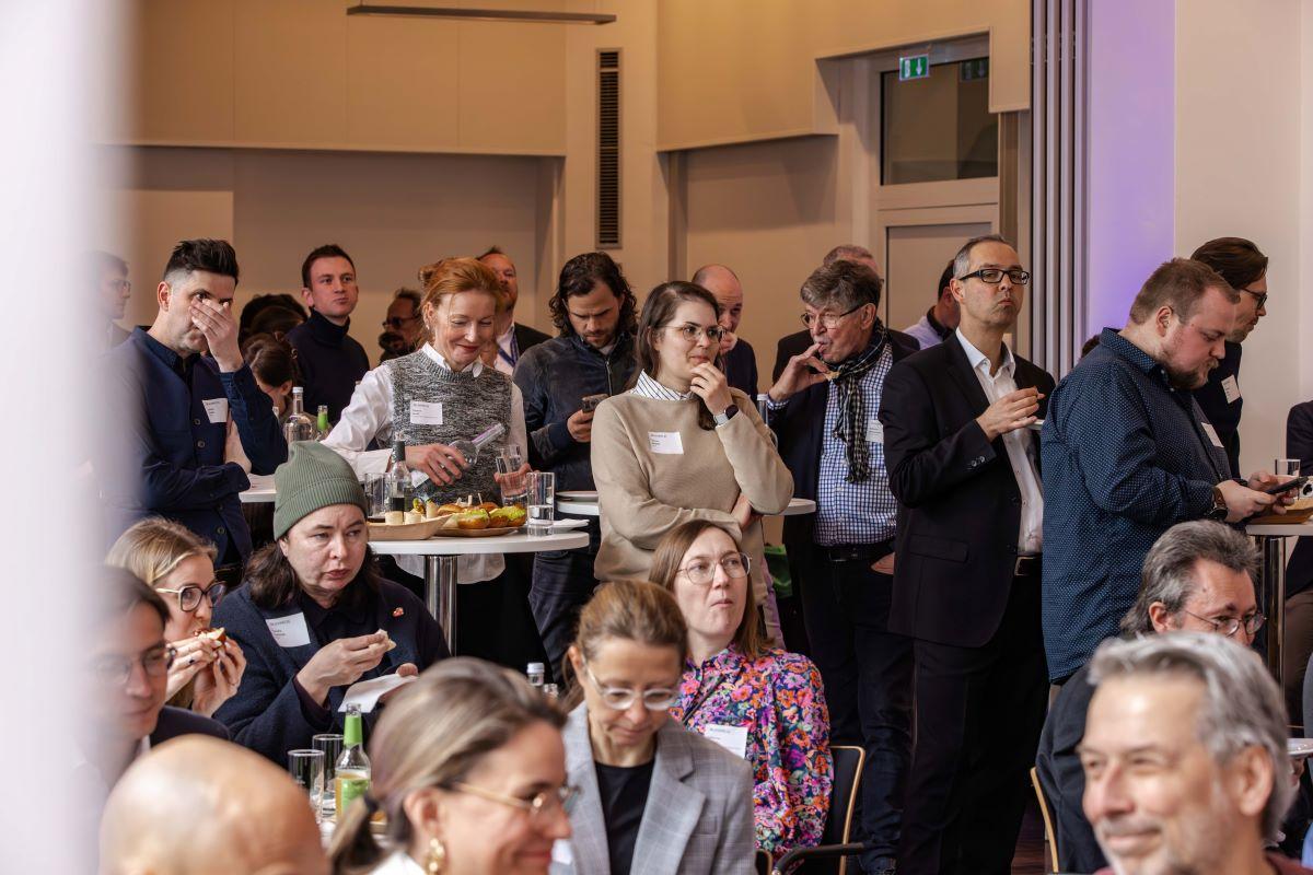 Menschen im Publikum während der Veranstaltung