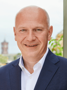 Ein Mann, der einen Anzug trägt.