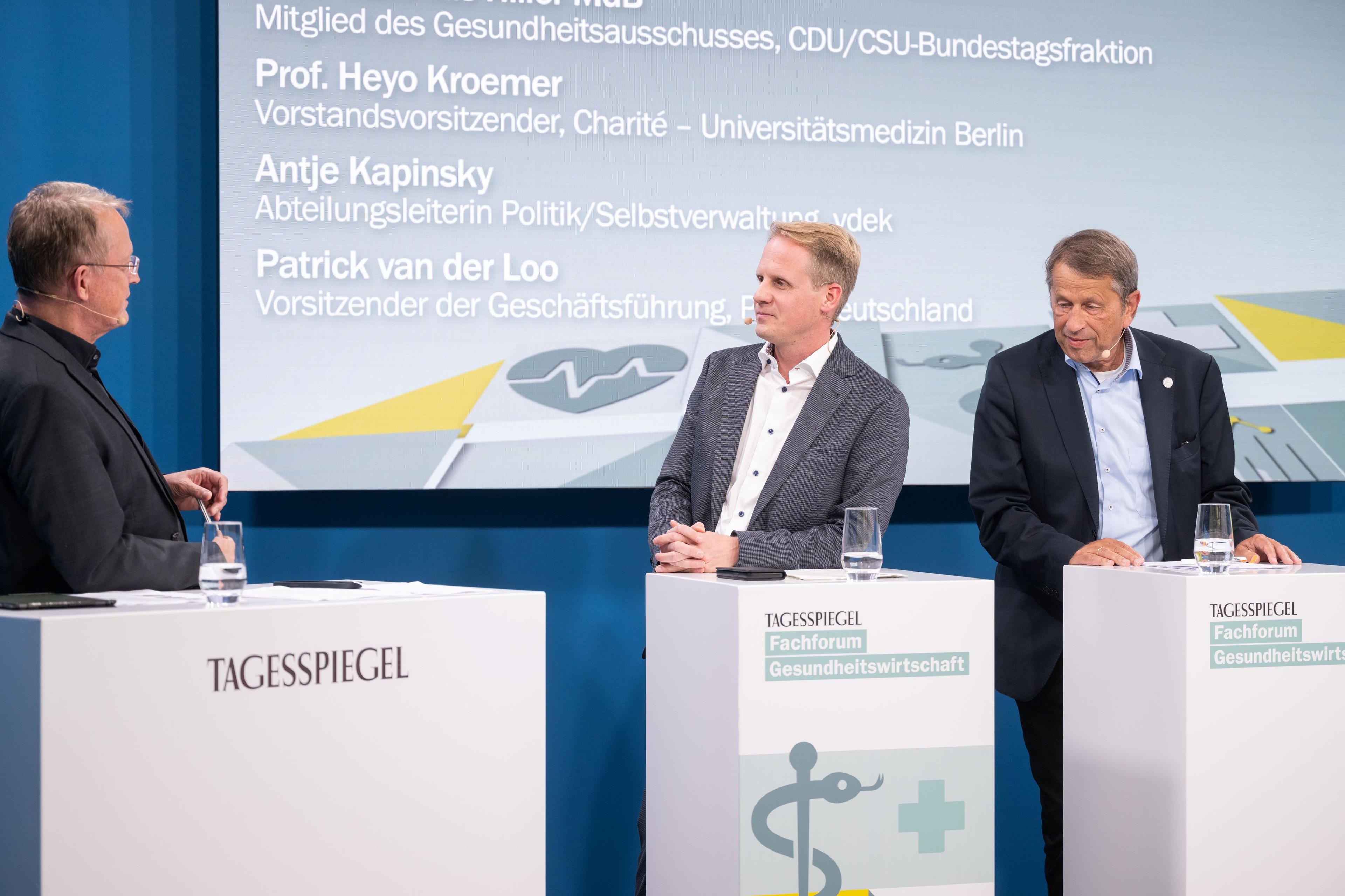 Drei Personen diskutieren auf einem Podium beim Tagesspiegel Fachforum Gesundheitswirtschaft.
