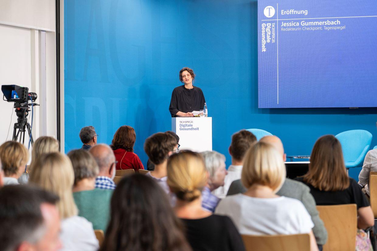 Publikum verfolgt Einführungsmoderation am Tagesspiegel‑Podium Digitale Gesundheit.