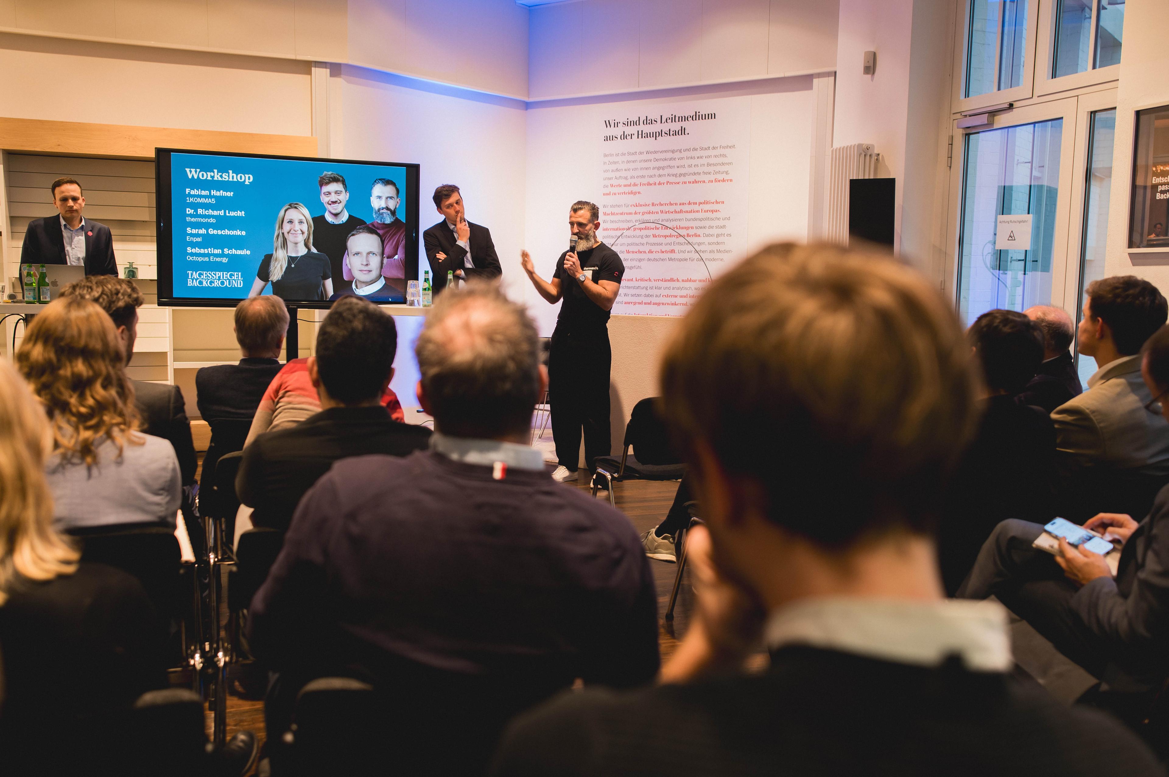 Ein Konferenzraum mit Reihenbestuhlung