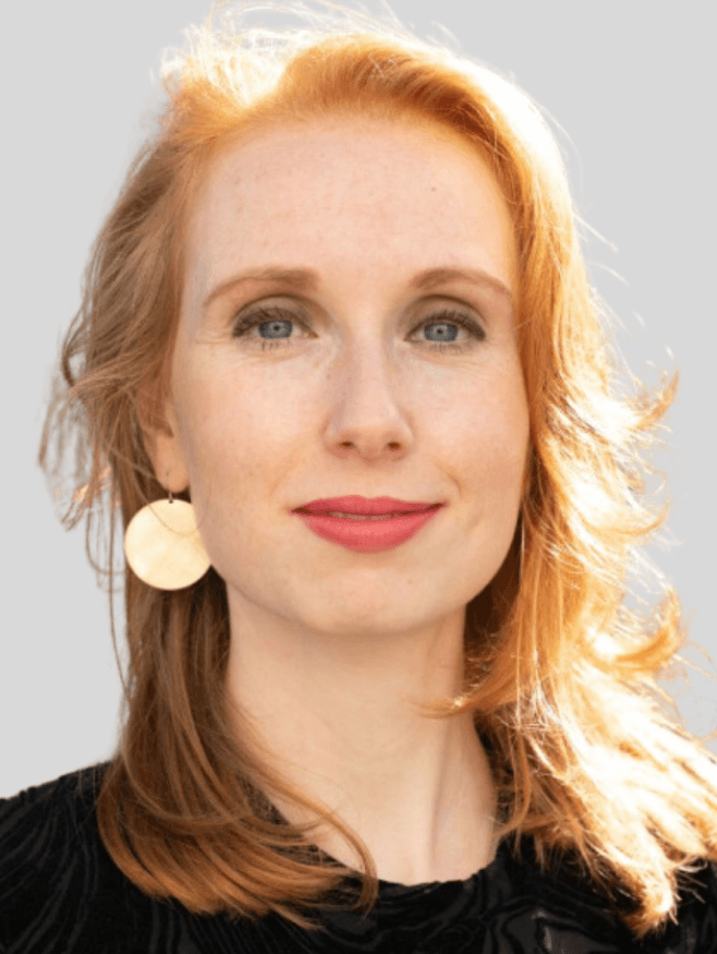 Eine Frau mit schulterlangen blonden Haaren.