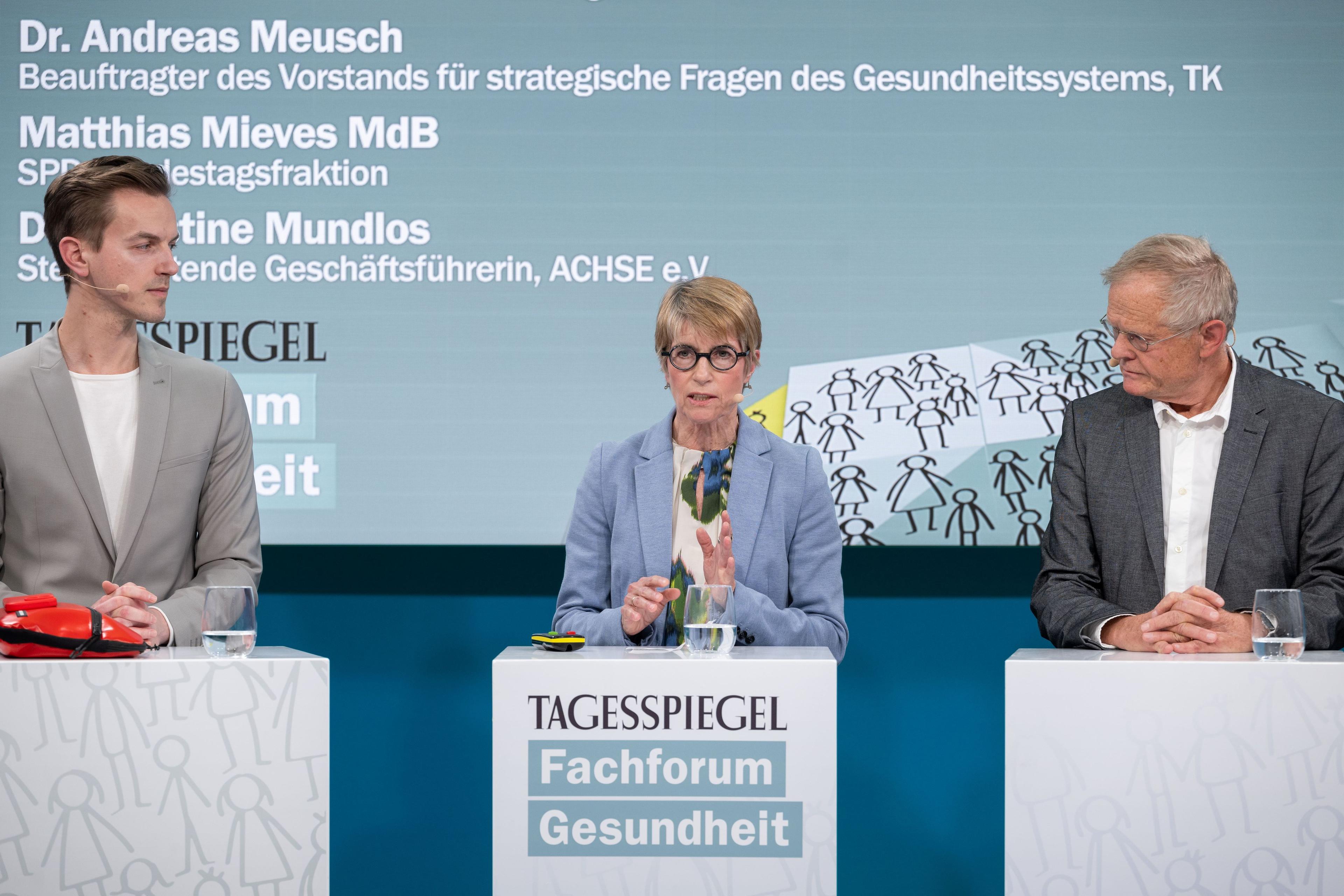 Foto des Podiums der Veranstaltung.