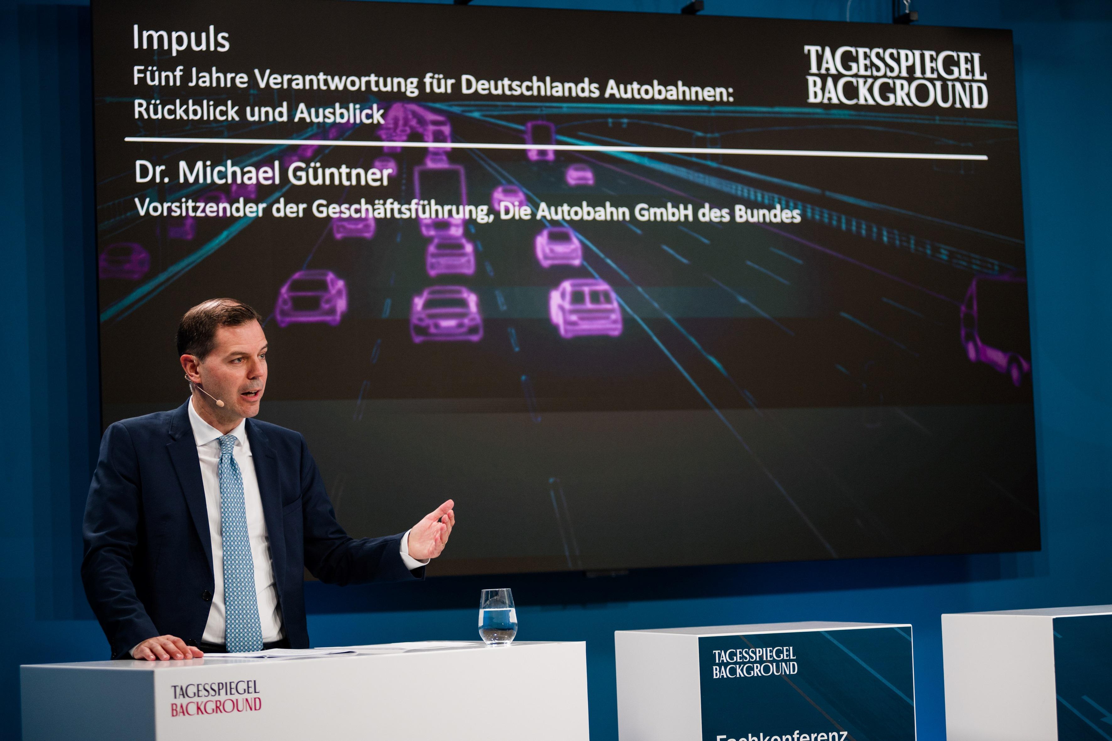 Ein Redner spricht über die Zukunft und Verantwortung für Deutschlands Autobahnen.