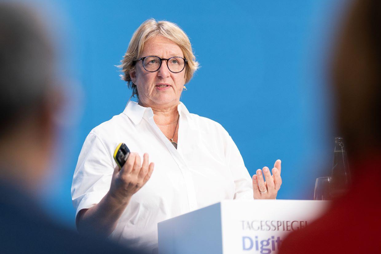 Rednerin präsentiert am Tagesspiegel‑Podium Digitale Gesundheit und gestikuliert.