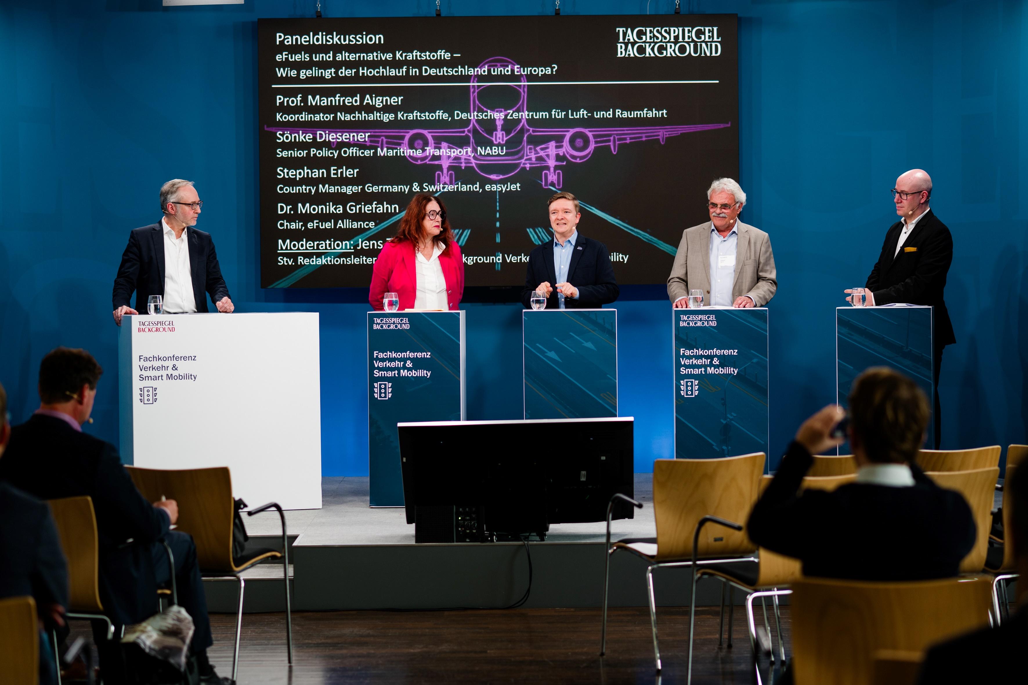 Fünf Personen diskutieren auf der Bühne.