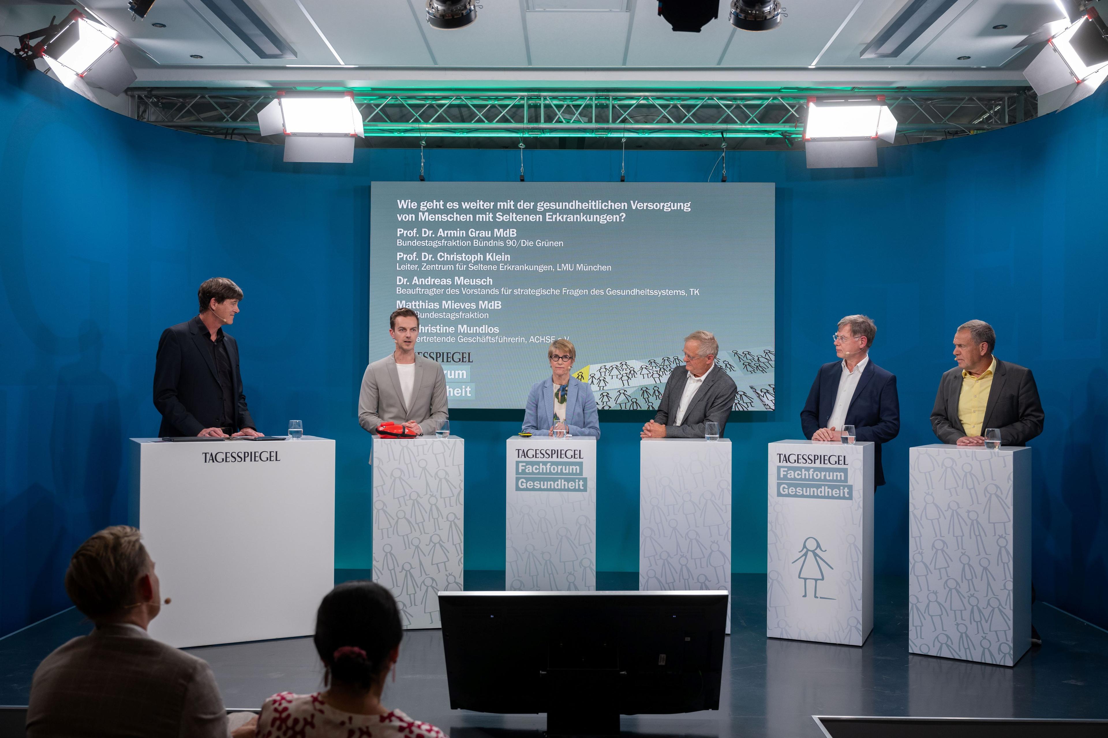 Foto des Podiums der Veranstaltung.