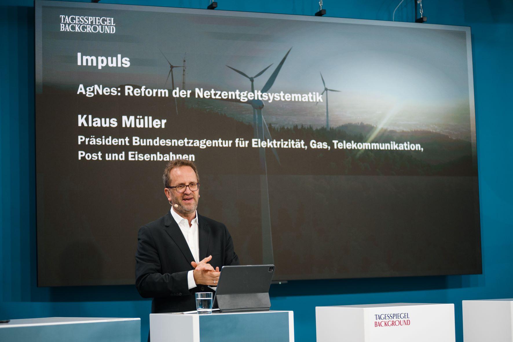 Klaus Müller spricht vor einer Präsentation zur Reform der Netzentgelte.