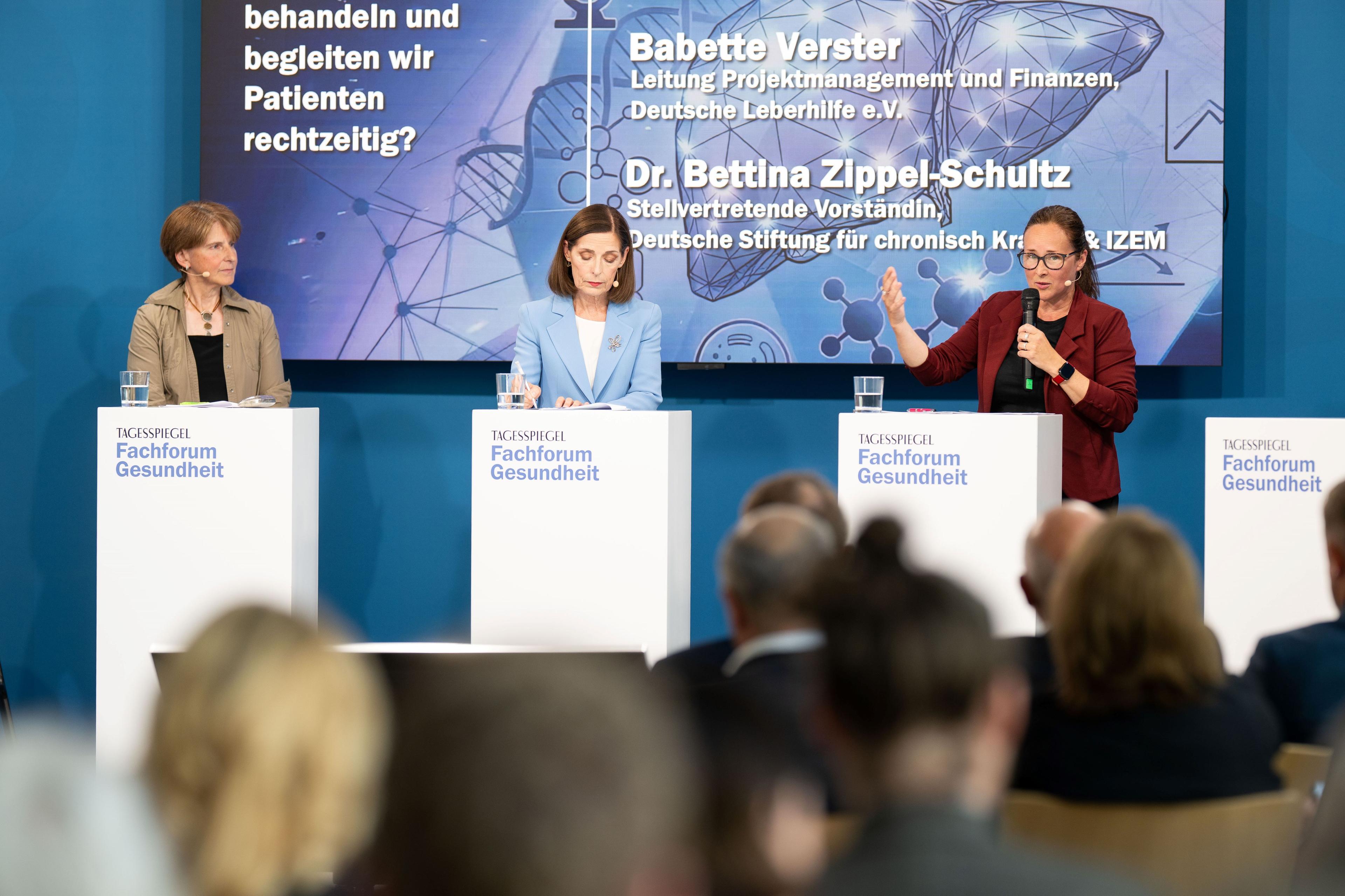 Fünf Personen an Rednerpulten beim Tagesspiegel Fachforum Gesundheit zu Seltenen Erkrankungen.
