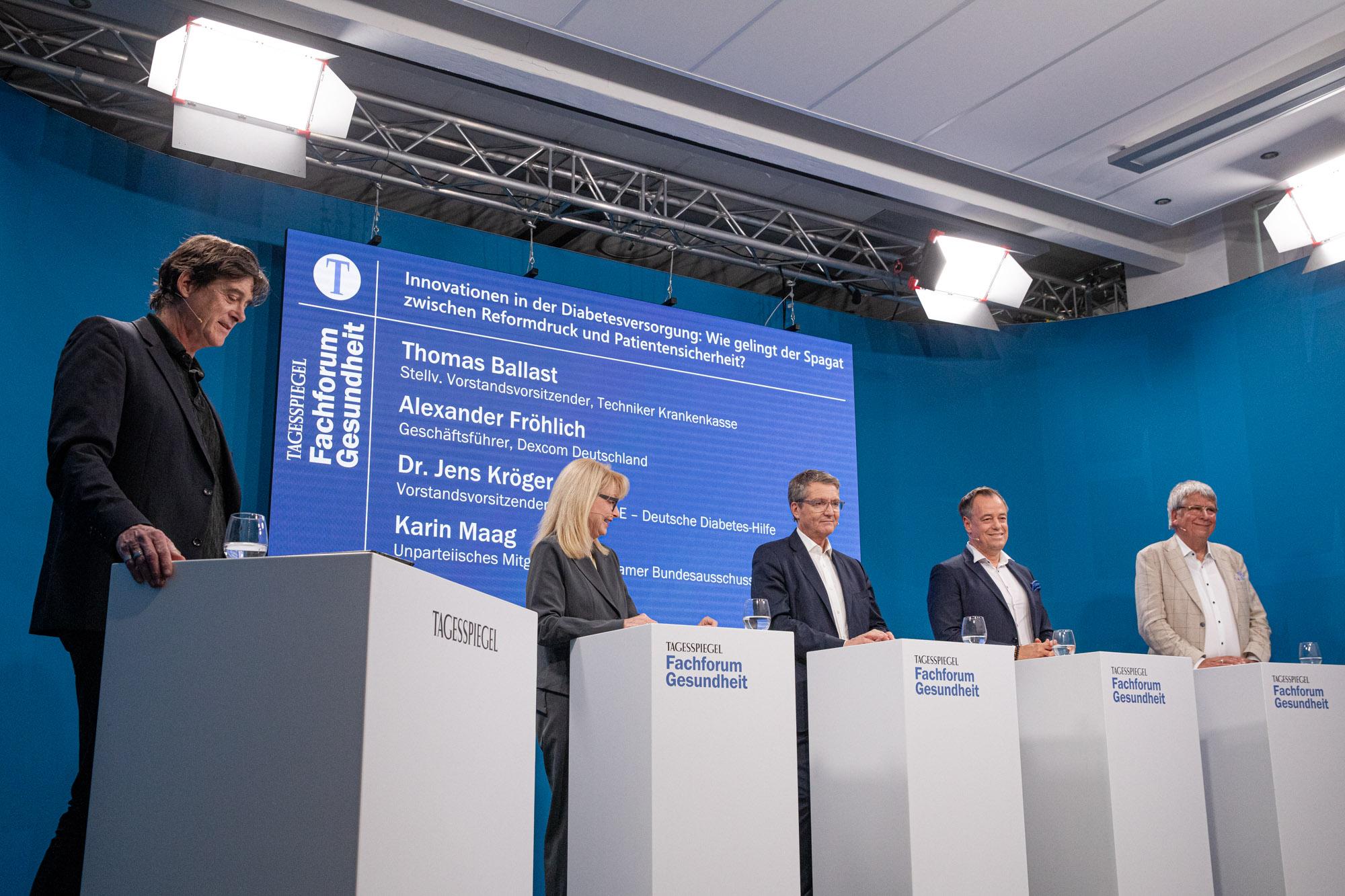 Fünf Personen an Rednerpulten beim Tagesspiegel Fachforum Gesundheit zu Seltenen Erkrankungen.