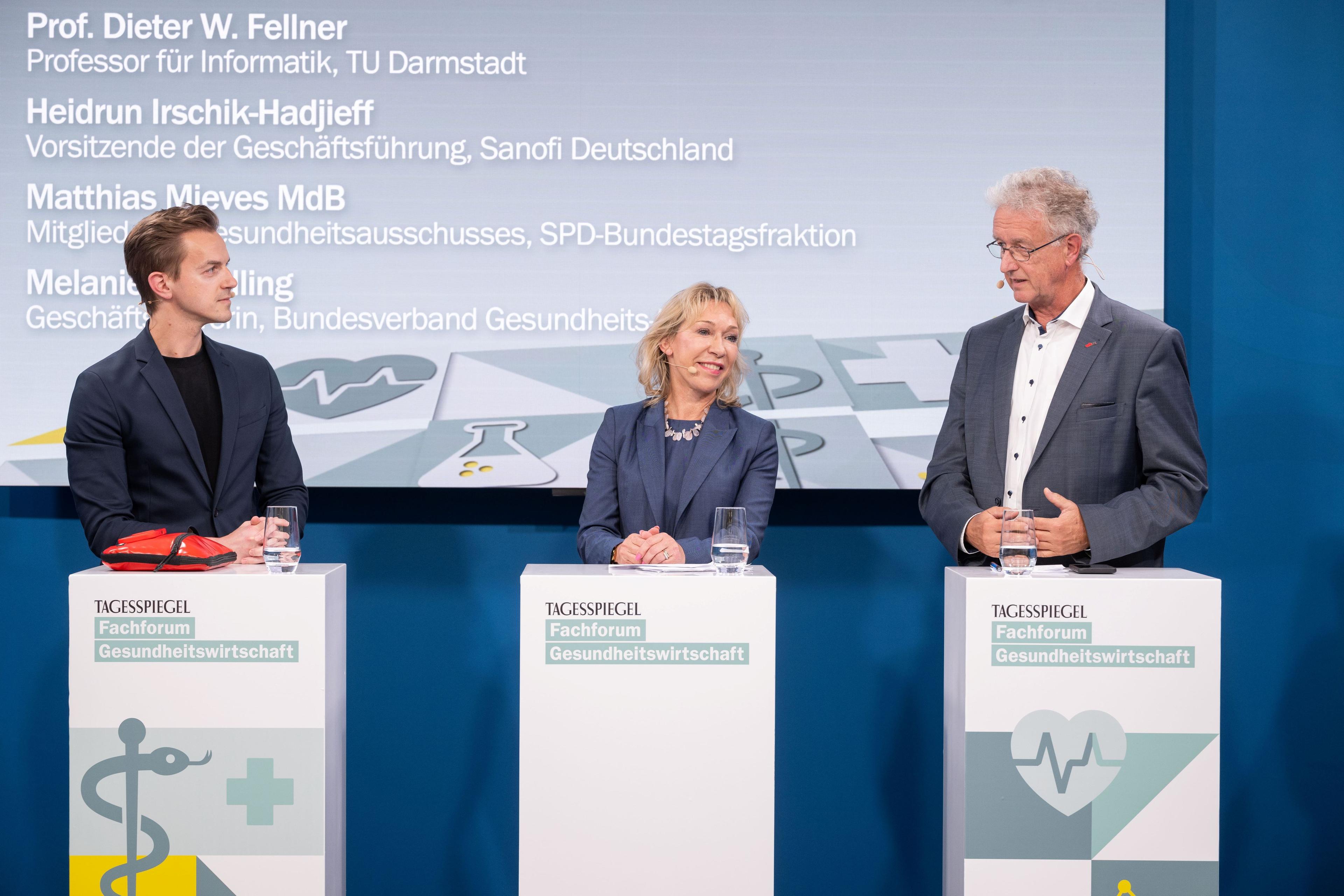 Drei Expert:innen diskutieren auf Bühne beim „Tagesspiegel“-Fachforum zur Gesundheitswirtschaft.