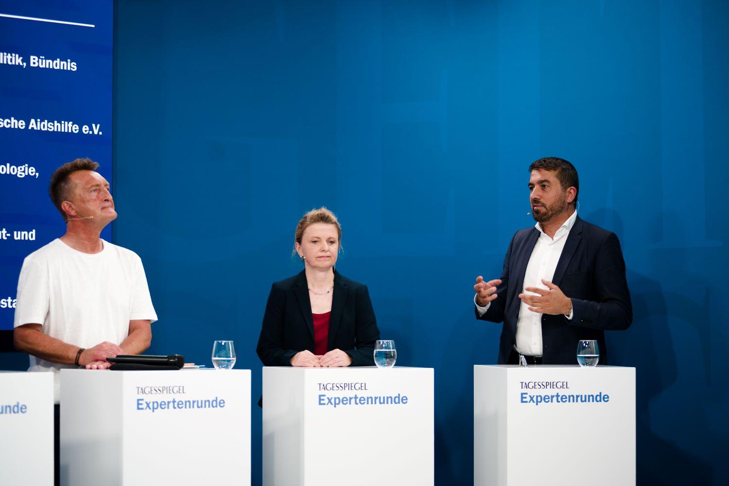 Ausschnitt des Bühnenpanels mit zwei Männern und einer Frau