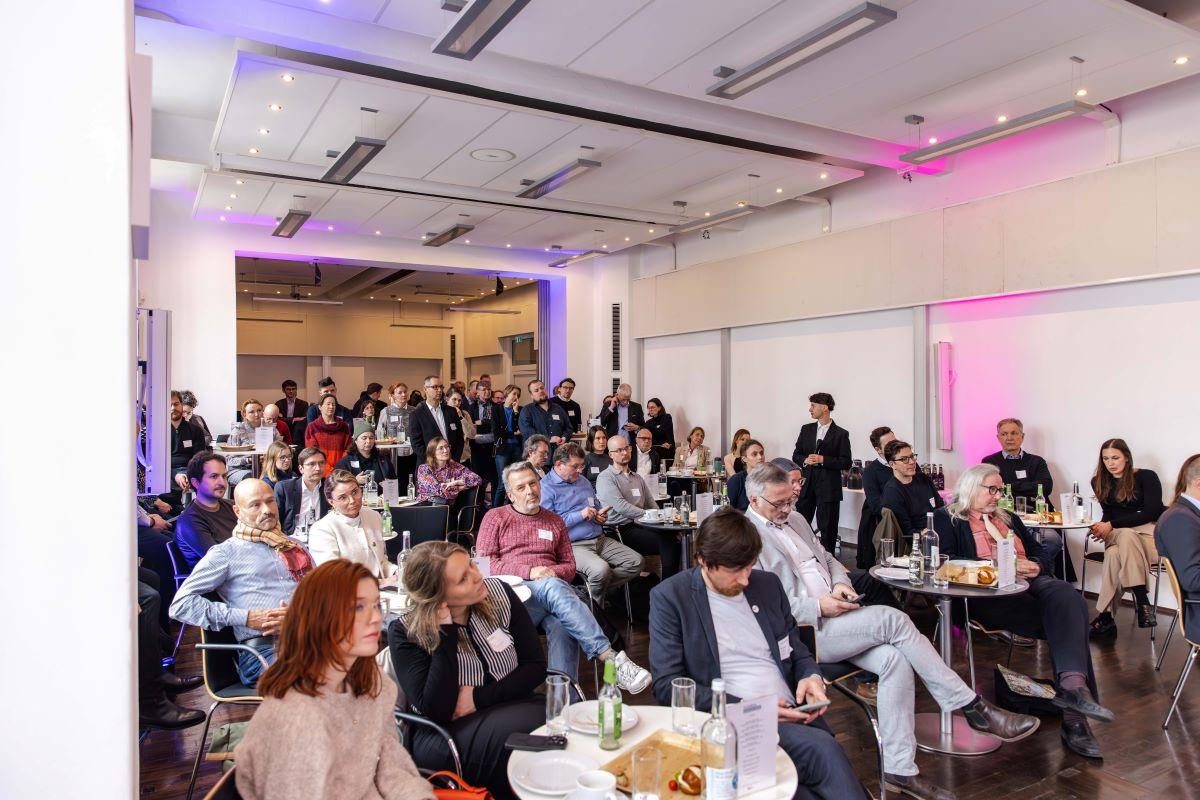 Menschen im Publikum während der Veranstaltung