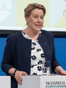 Eine Frau mit blonden, zusammengesteckten Haaren.