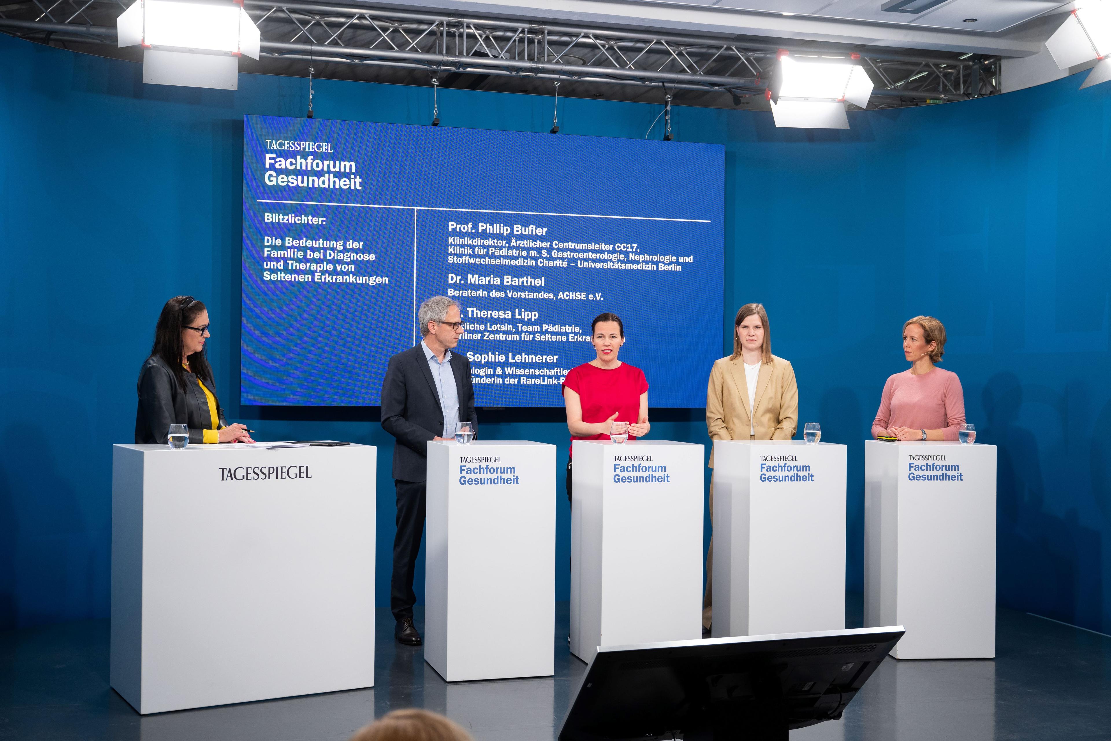 Fünf Personen an Rednerpulten beim Tagesspiegel Fachforum Gesundheit zu Seltenen Erkrankungen.