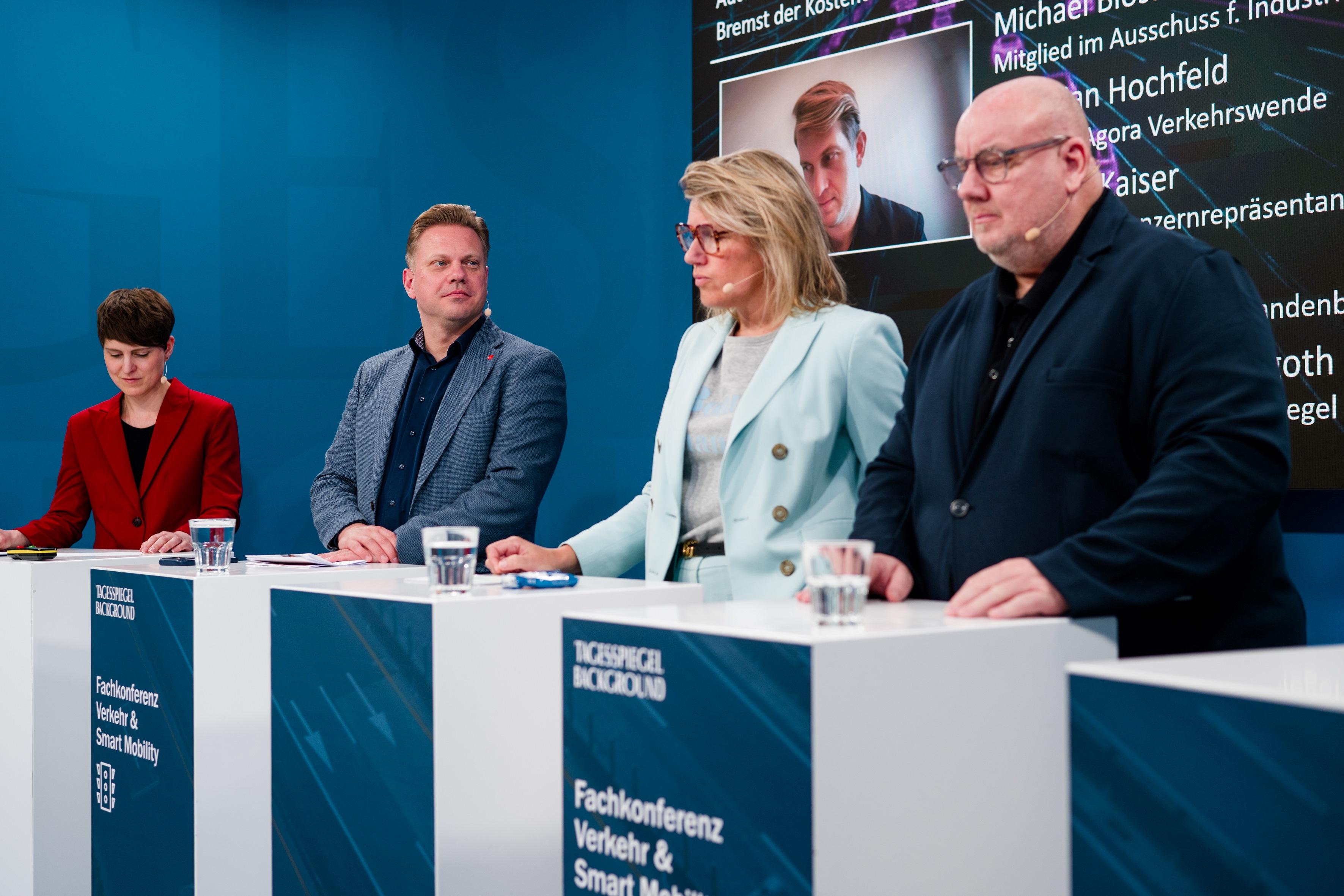 Vier Personen diskutieren auf dem Podium.