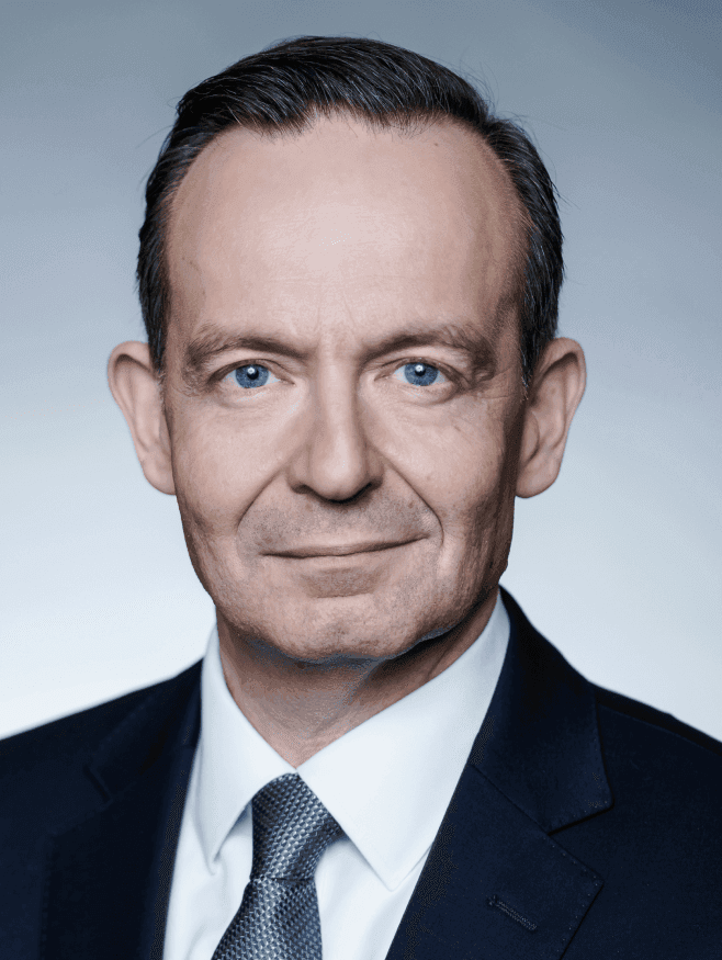 Ein Mann mit kurzen dunklen Haaren.