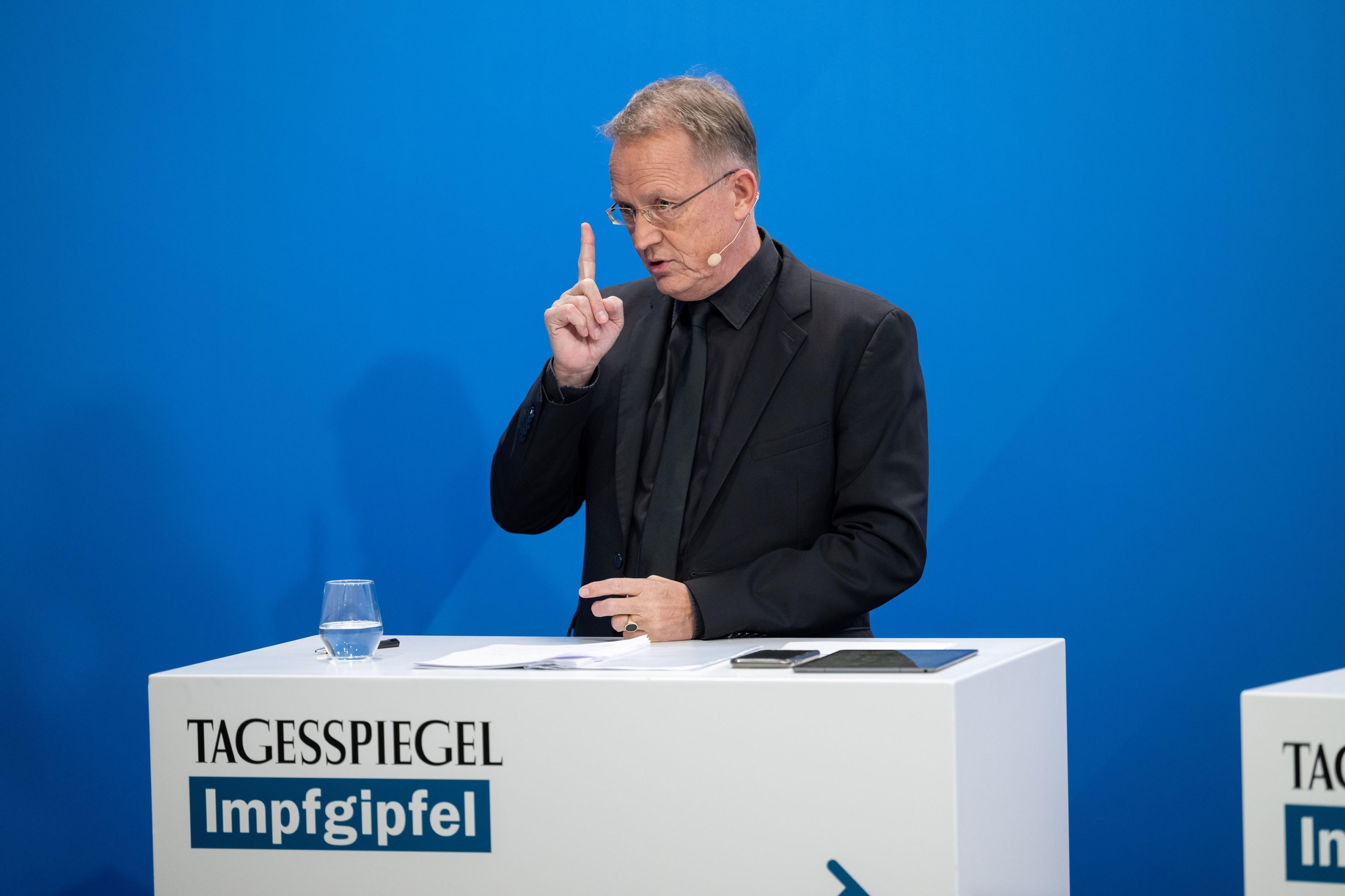 Person spricht am Rednerpult.