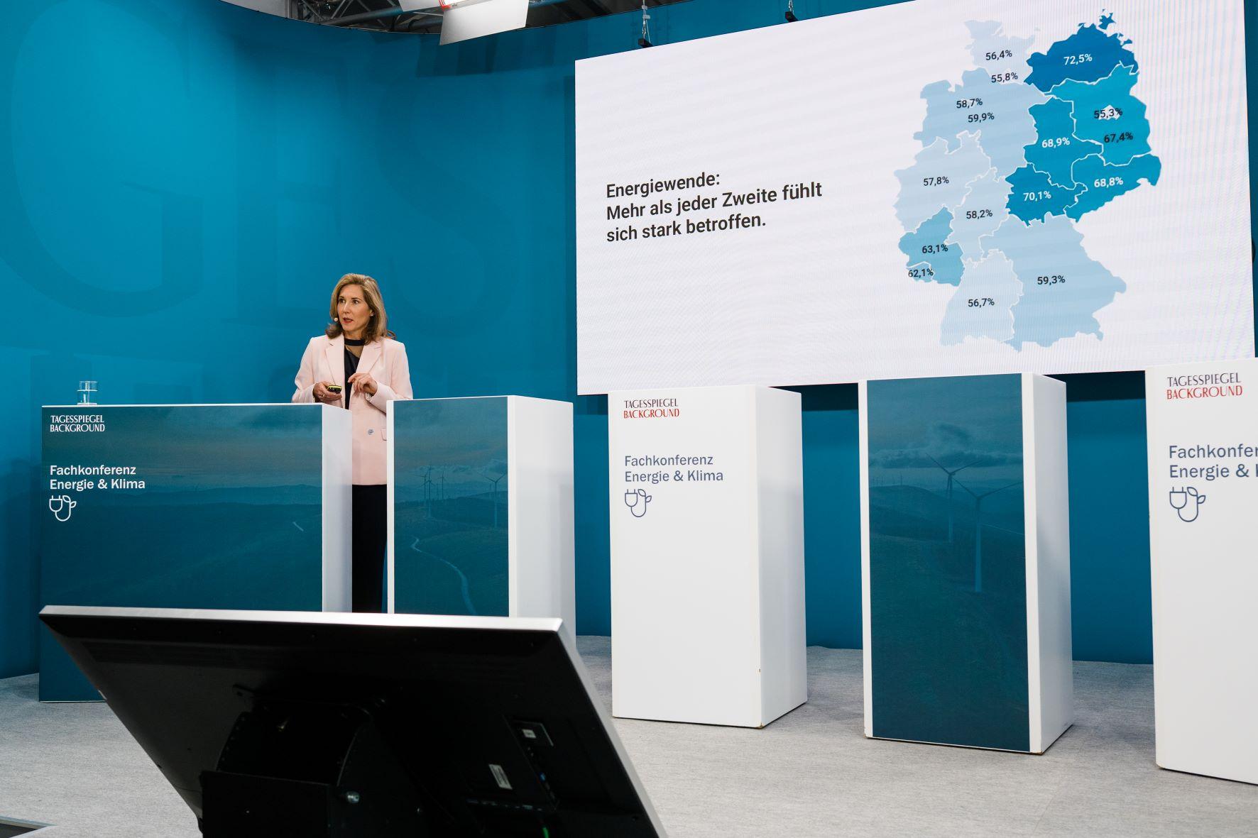 Referentin präsentiert eine Deutschlandkarte zur Wahrnehmung der Energiewende.
