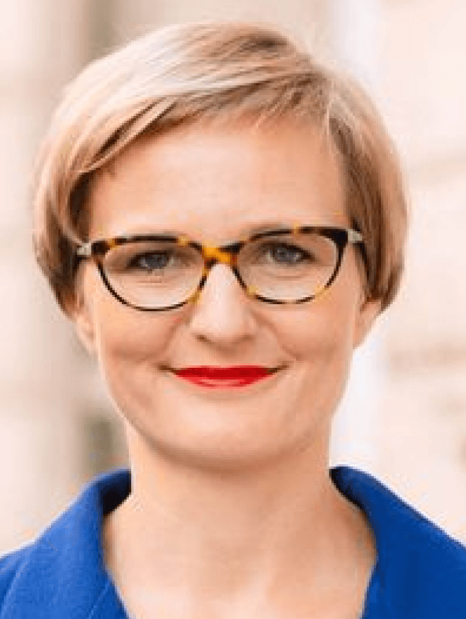 Eine Frau mit blonden Haaren.