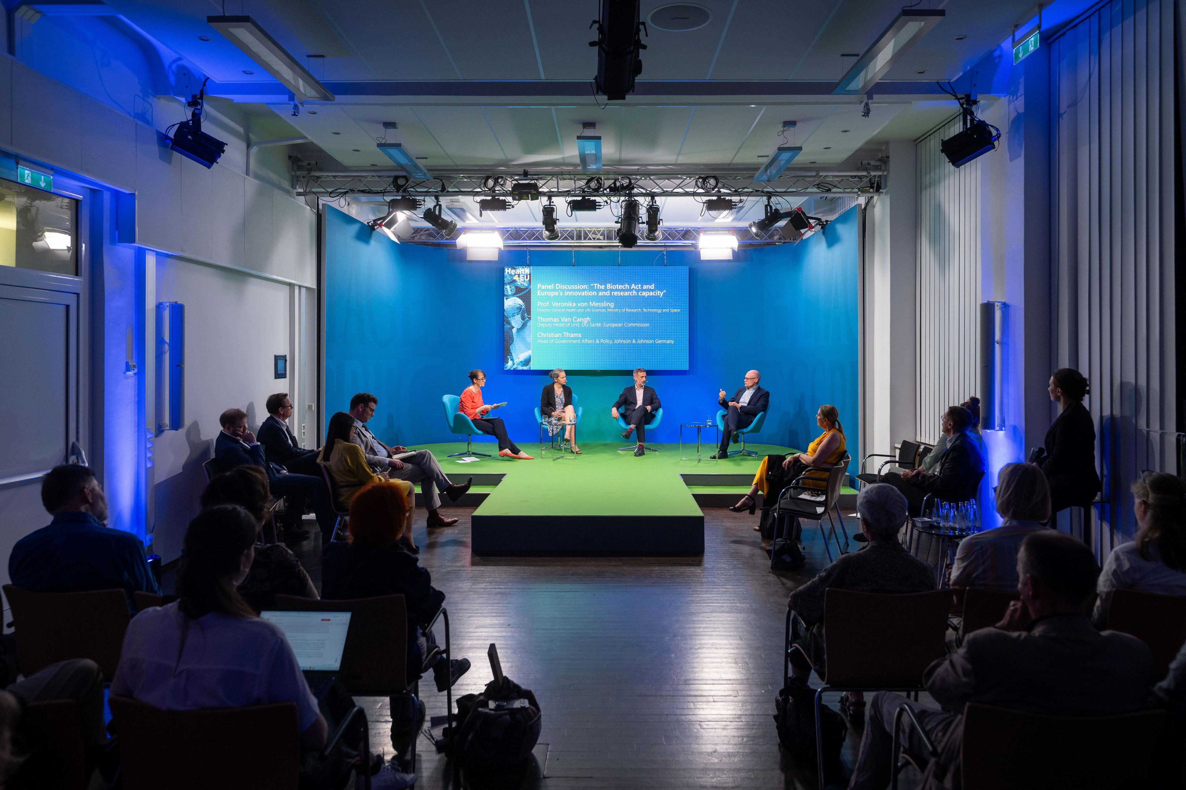 Podiumsdiskussion bei Health4EU vor Publikum im Veranstaltungssaal.