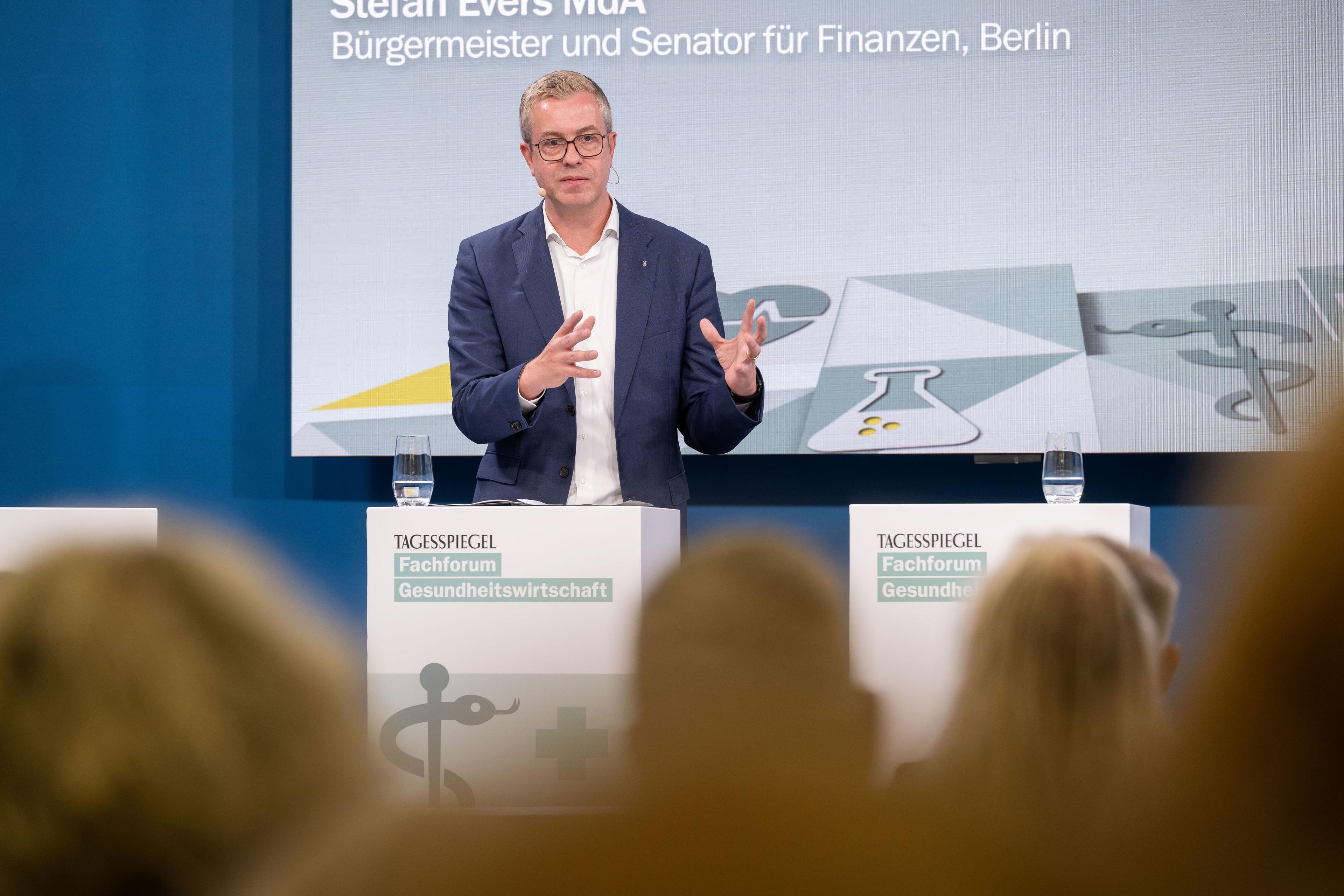 Person spricht am „Tagesspiegel“-Podium, Thema: Finanzen in Berlin, Publikum im Vordergrund.