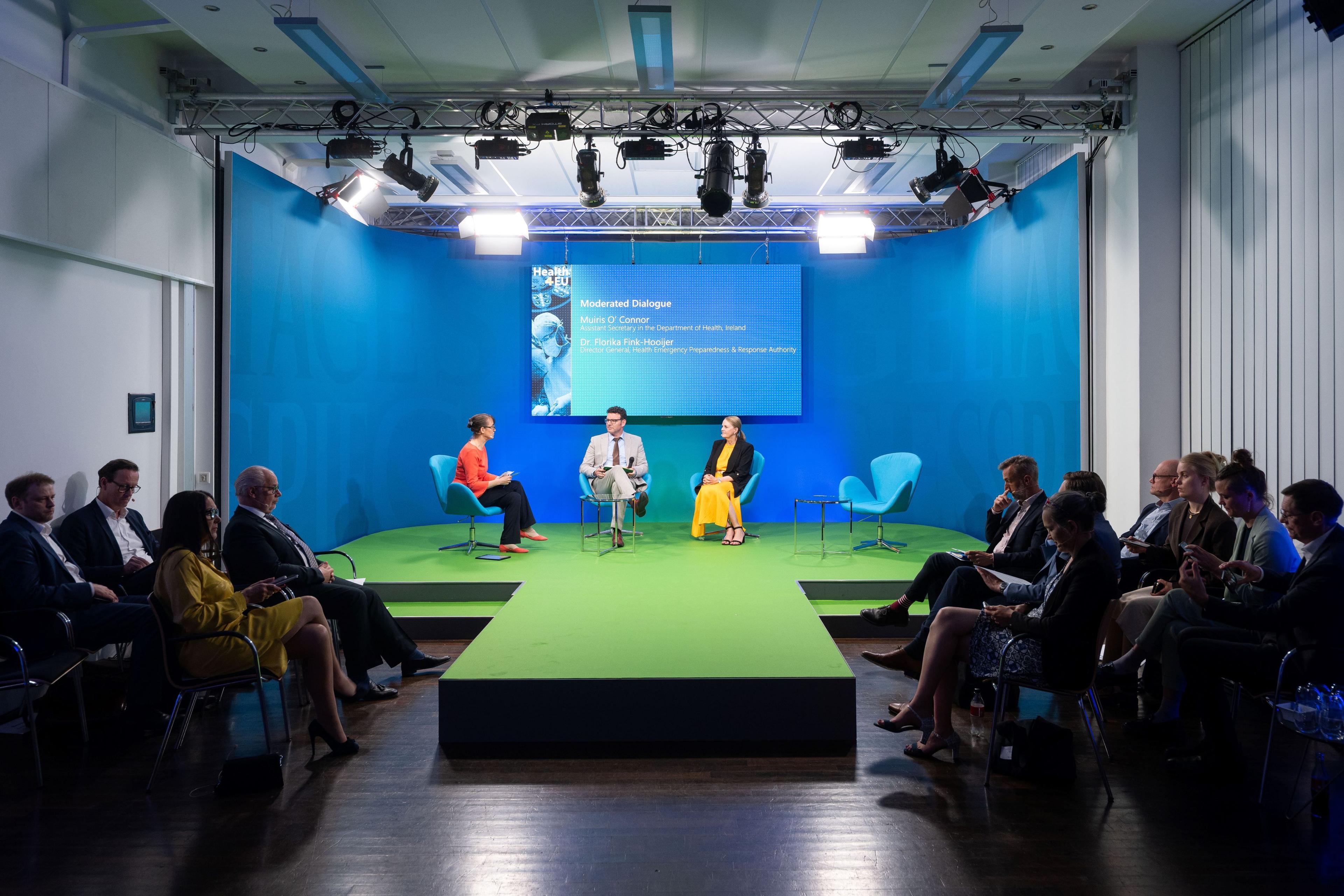 Podiumsdiskussion auf der Health4EU-Bühne vor Publikum.