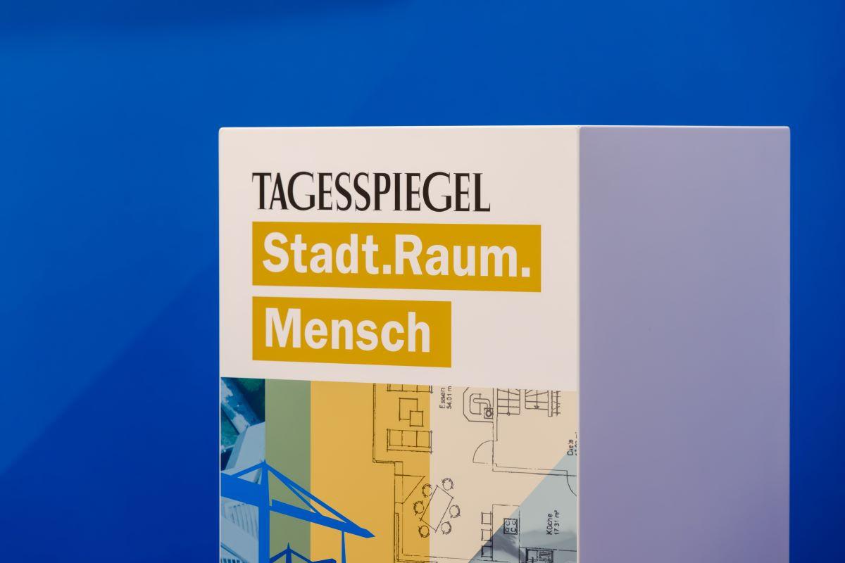 Ein Rednerpult.