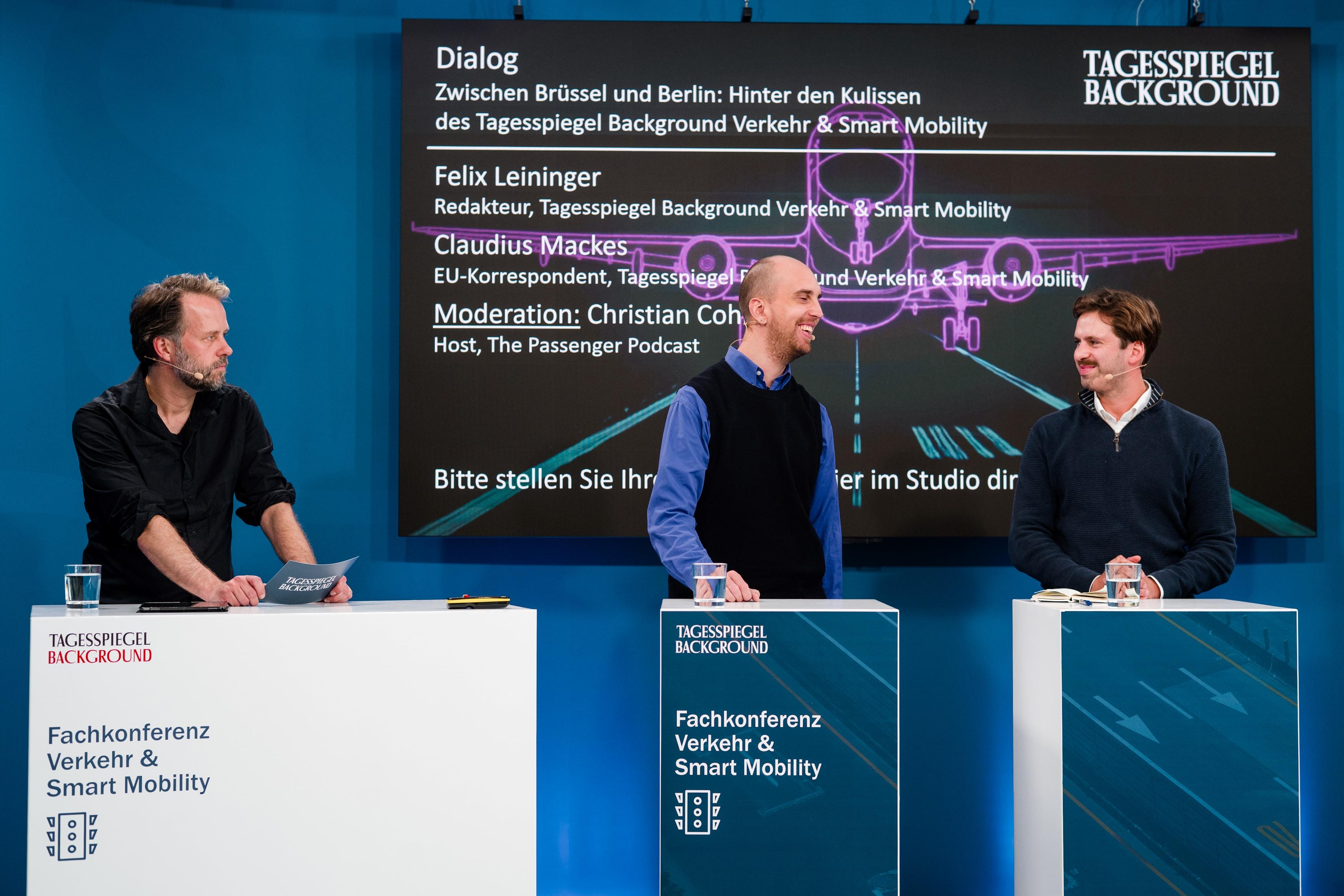 Drei Personen diskutieren auf dem Podium.
