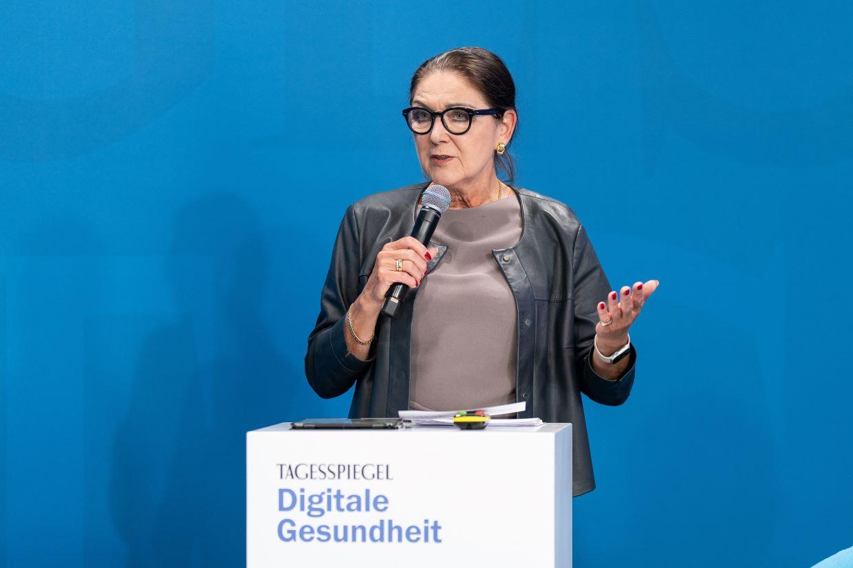Rednerin spricht am Tagesspiegel‑Podium Digitale Gesundheit mit Mikrofon.