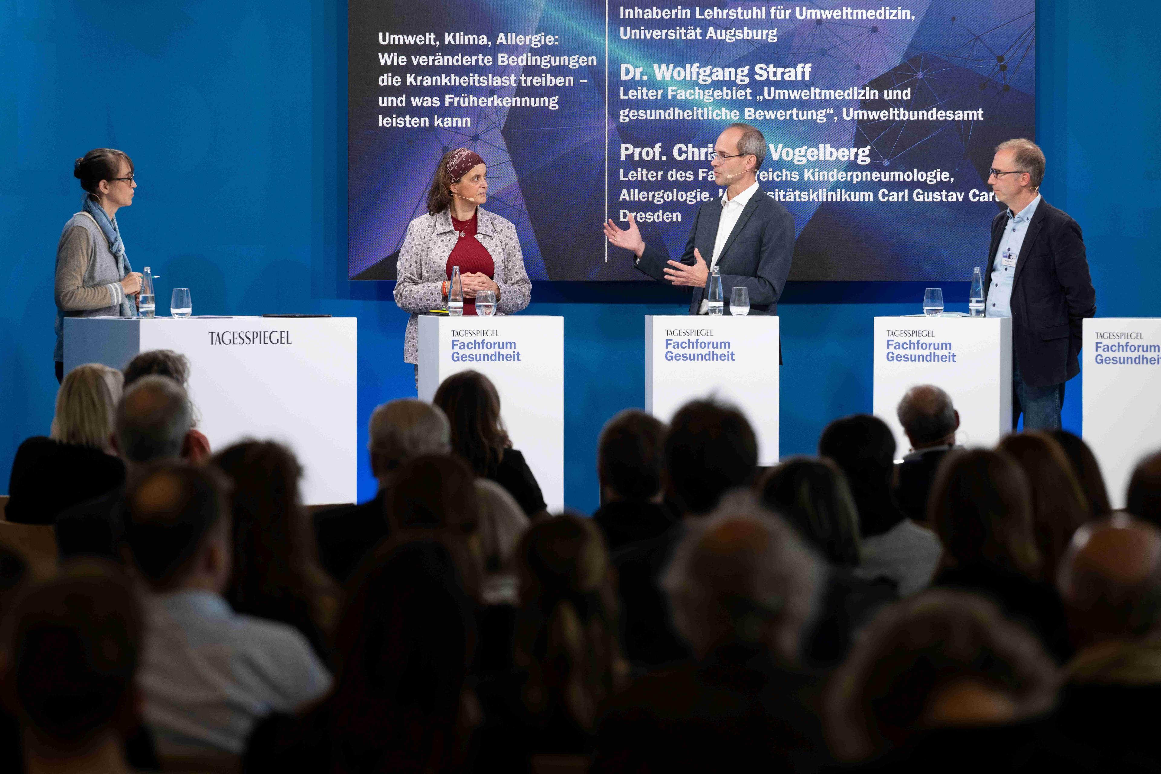Fünf Personen an Rednerpulten beim Tagesspiegel Fachforum Gesundheit zu Seltenen Erkrankungen.