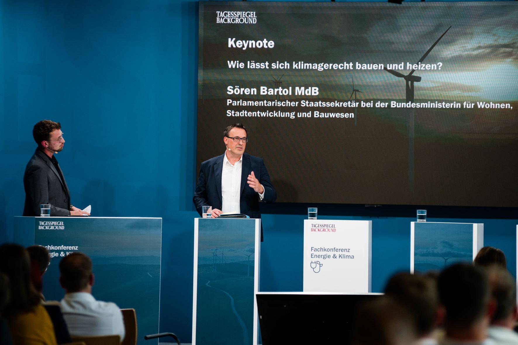 Sören Bartol spricht bei einer Keynote über klimagerechtes Bauen und Heizen.