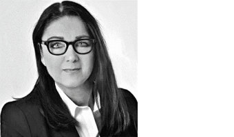 Eine Frau mit langen Haaren, die einen Blazer trägt.