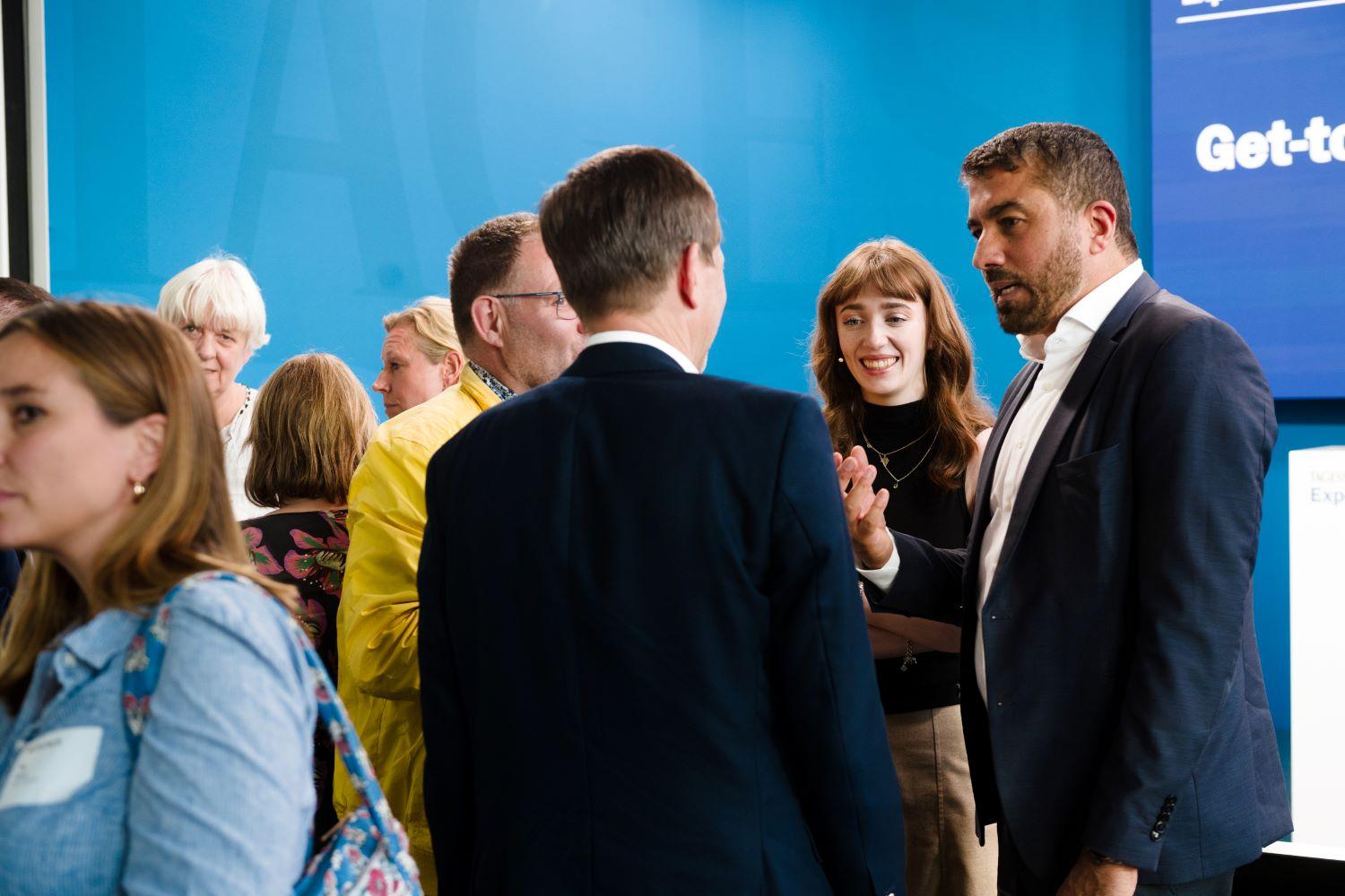 Menschen vor der Bühne unterhalten sich nach der Veranstaltung.
