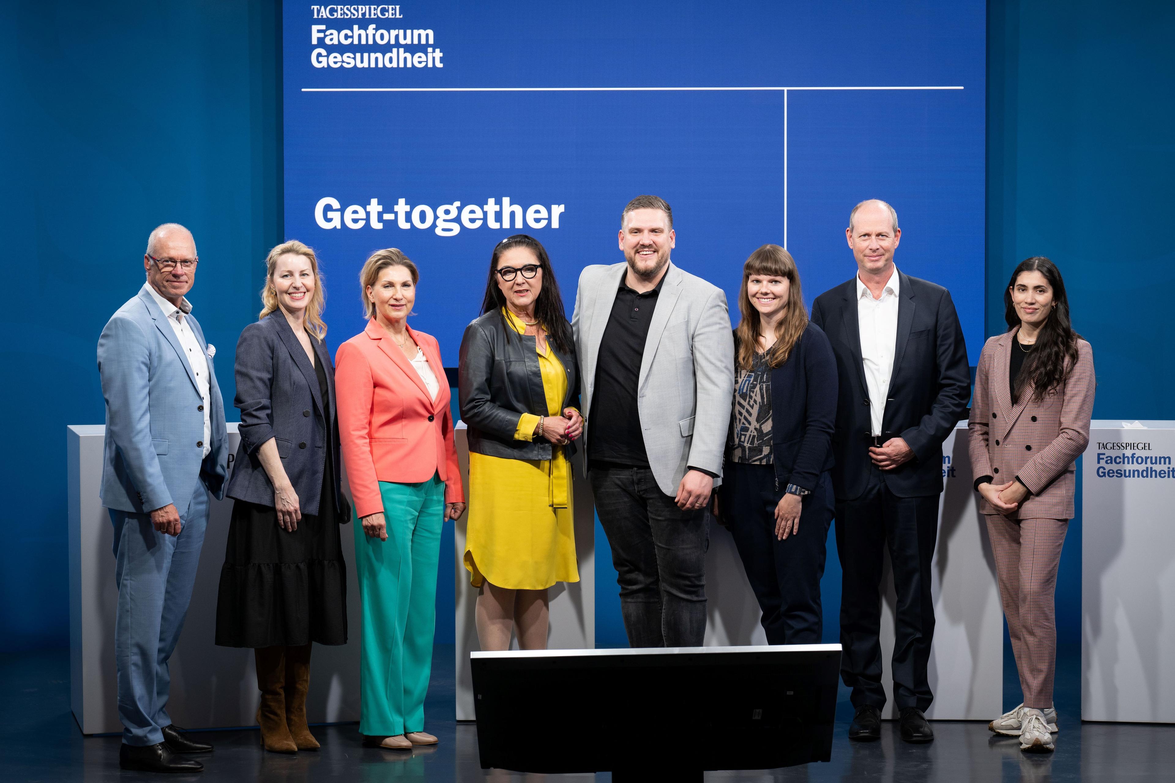 Networking-Empfang mit Gästen und bunter Zebra-Skulptur als Symbol für Seltene Erkrankungen.